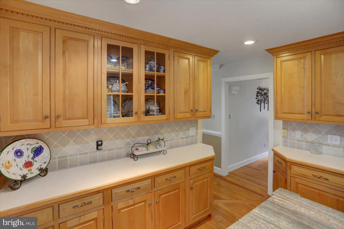 6147 Greenbriar Ln