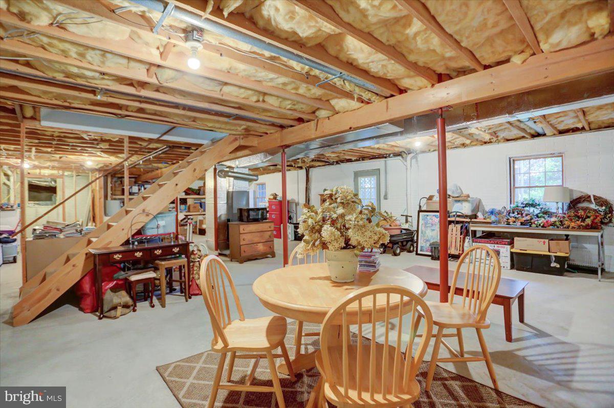 6147 Greenbriar Ln