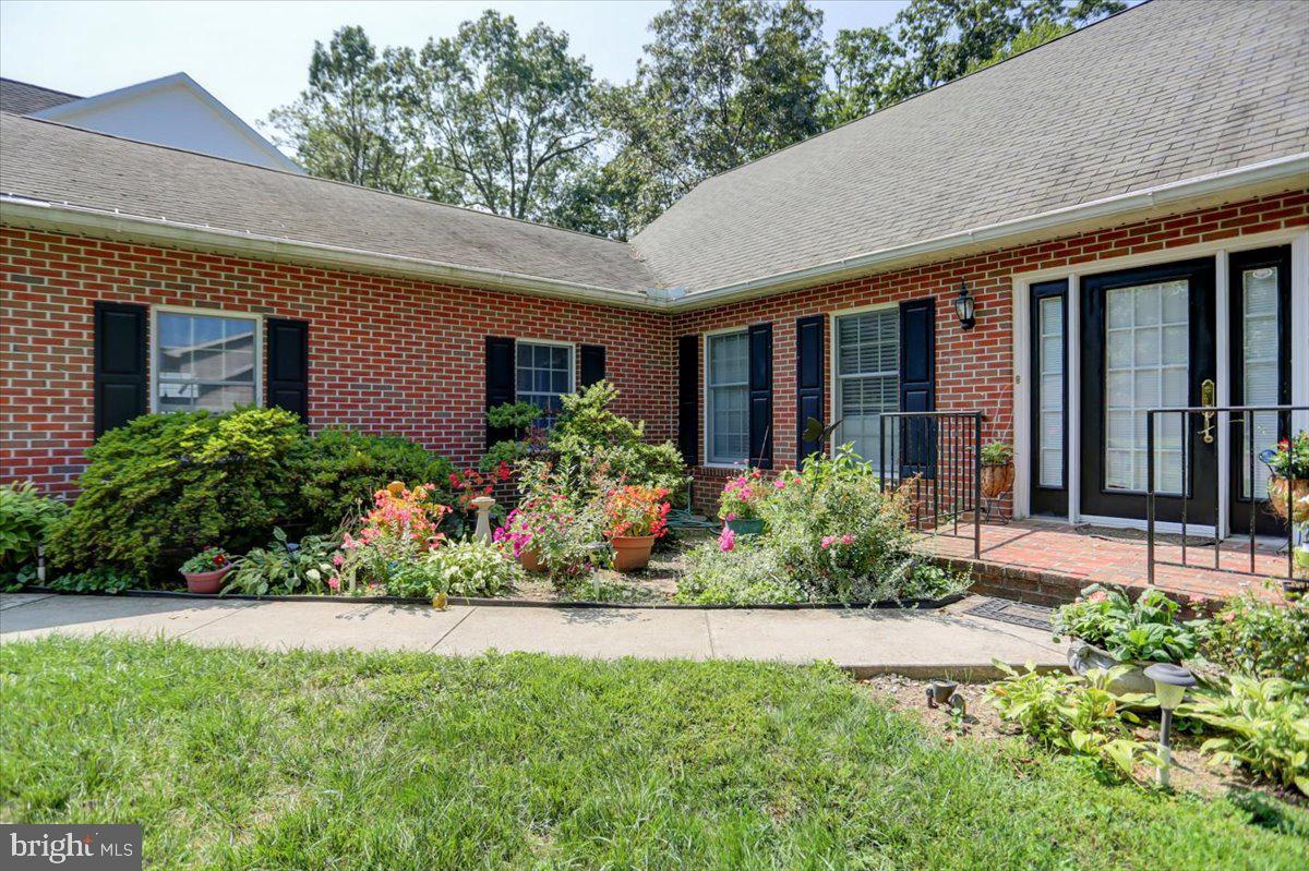 6147 Greenbriar Ln