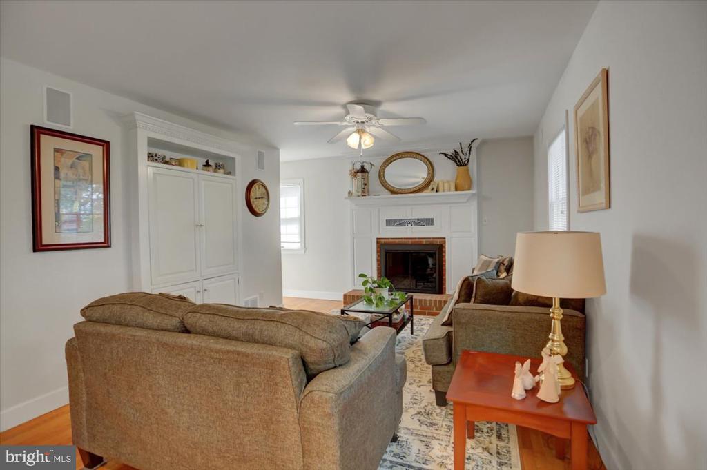 6147 Greenbriar Ln