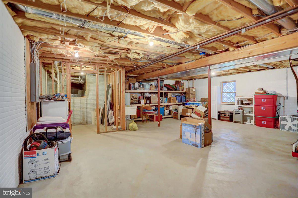 6147 Greenbriar Ln