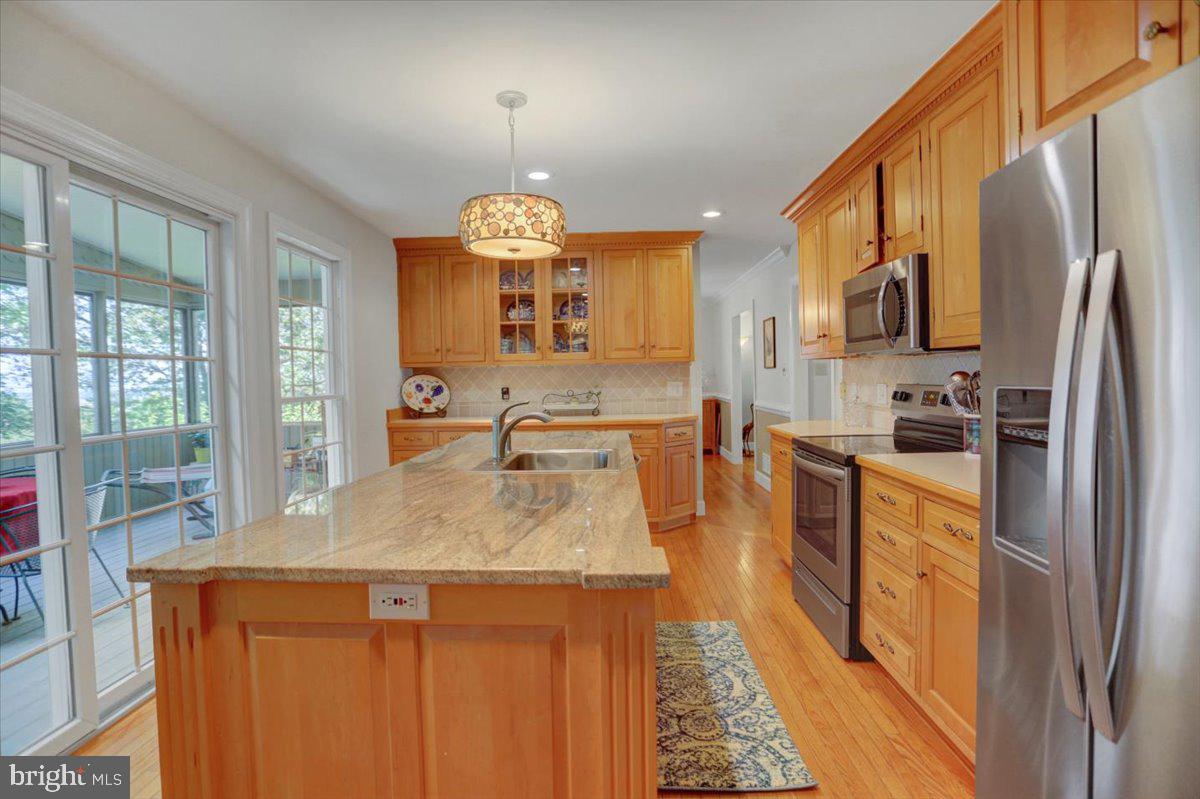 6147 Greenbriar Ln