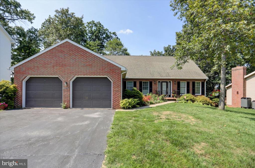 6147 Greenbriar Ln