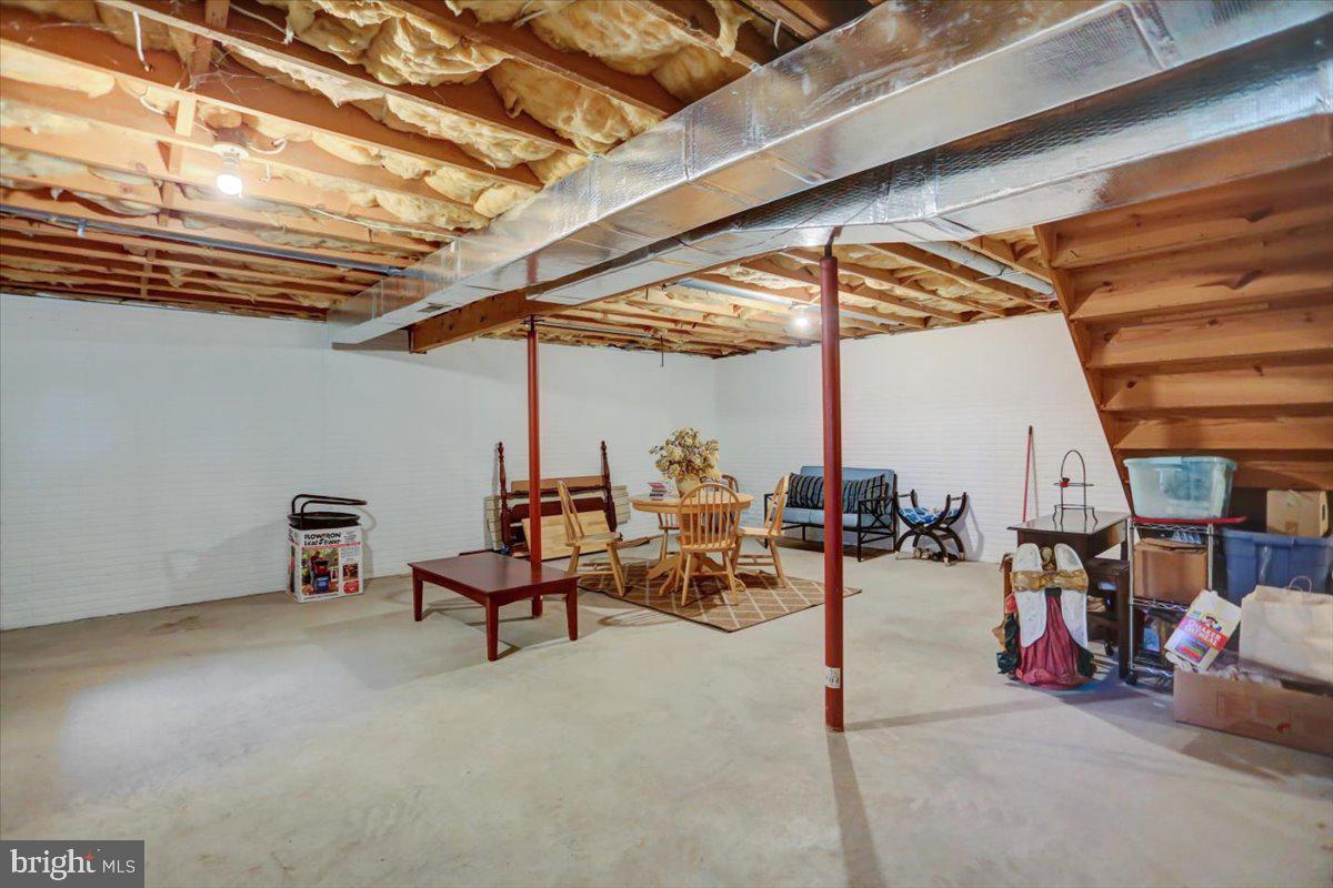 6147 Greenbriar Ln