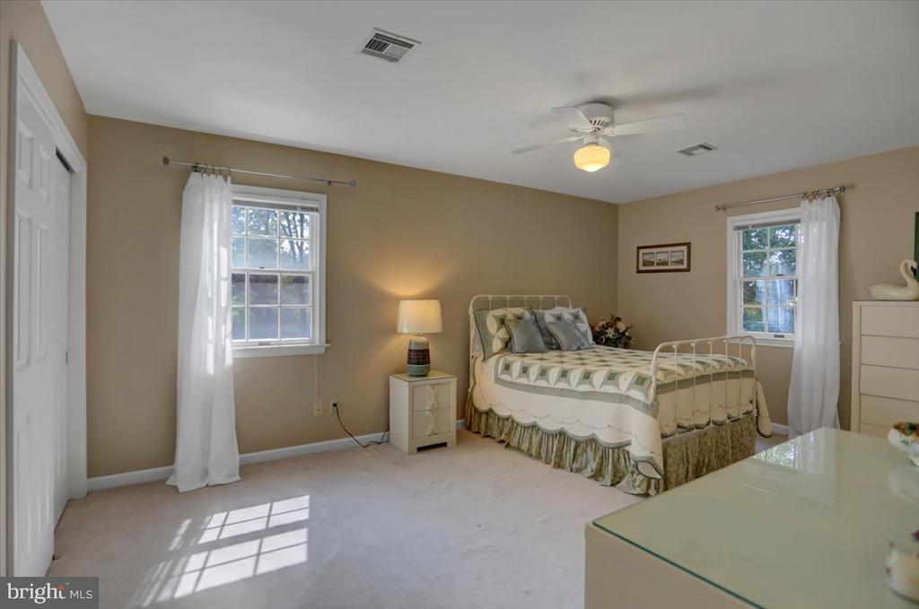 6147 Greenbriar Ln