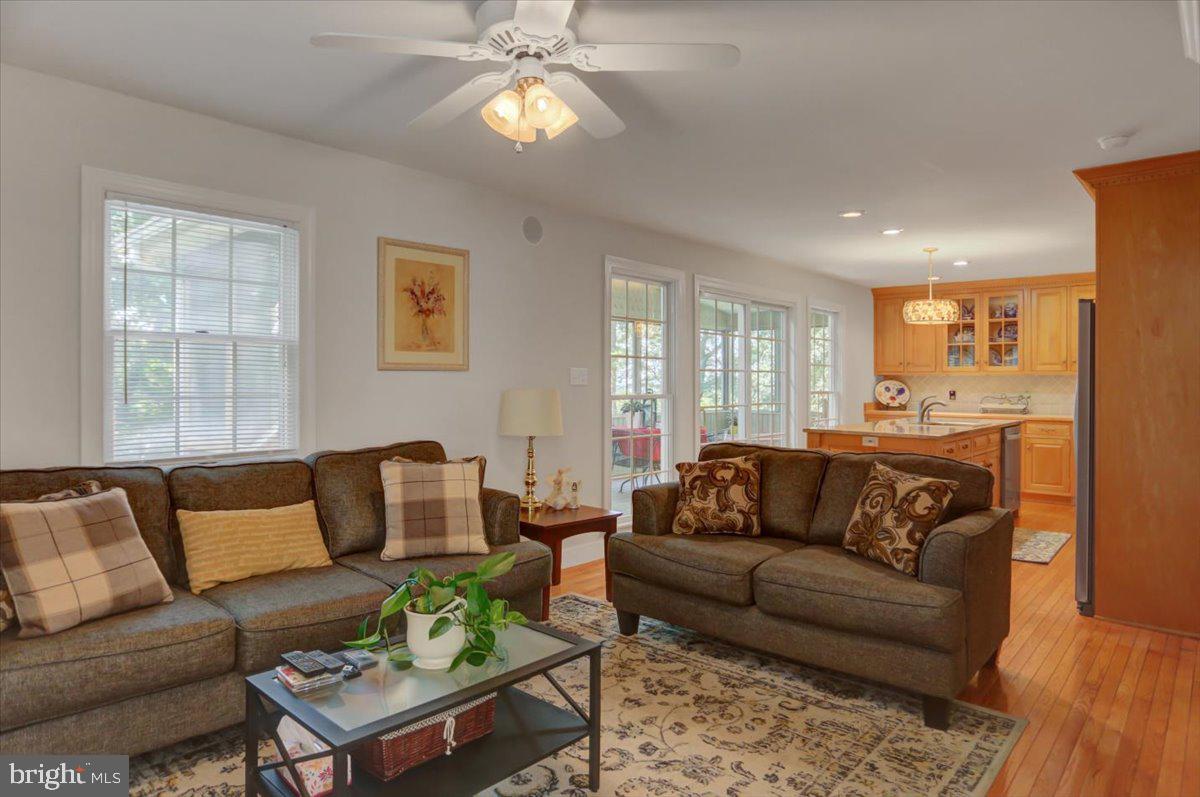 6147 Greenbriar Ln