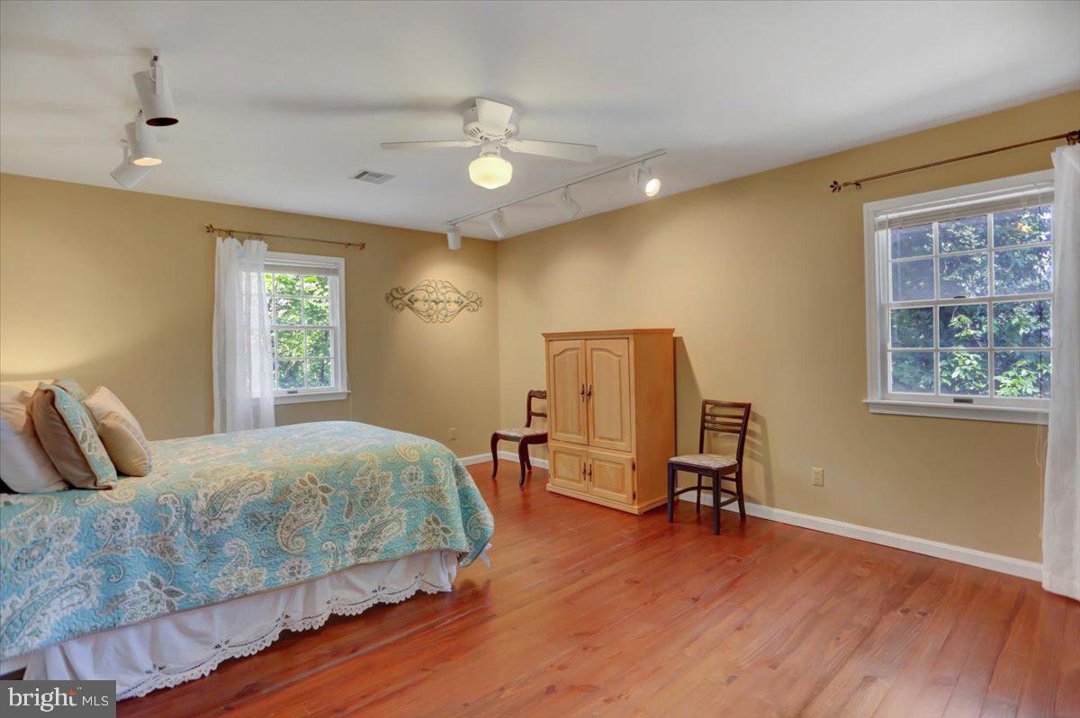 6147 Greenbriar Ln