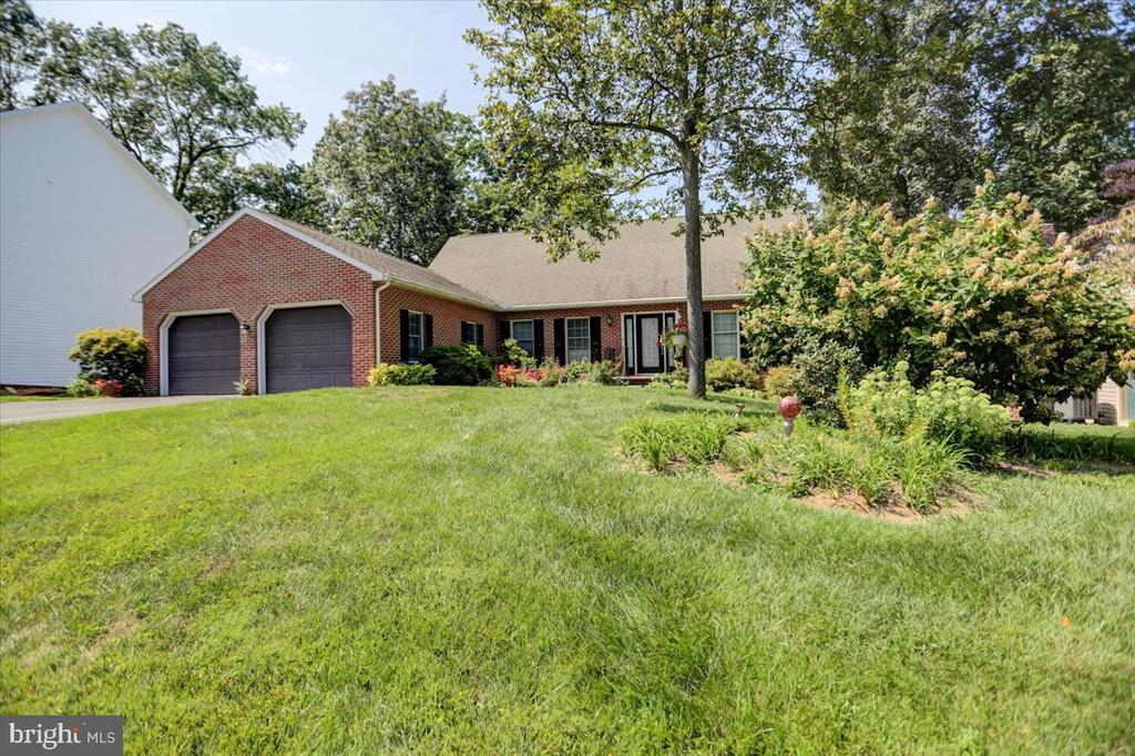 6147 Greenbriar Ln