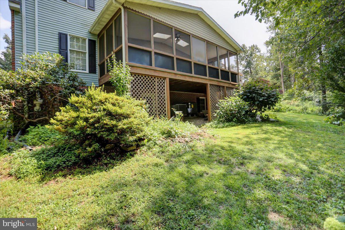 6147 Greenbriar Ln
