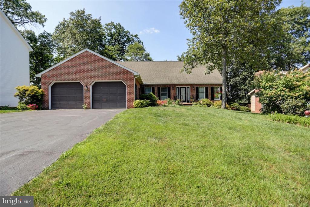 6147 Greenbriar Ln