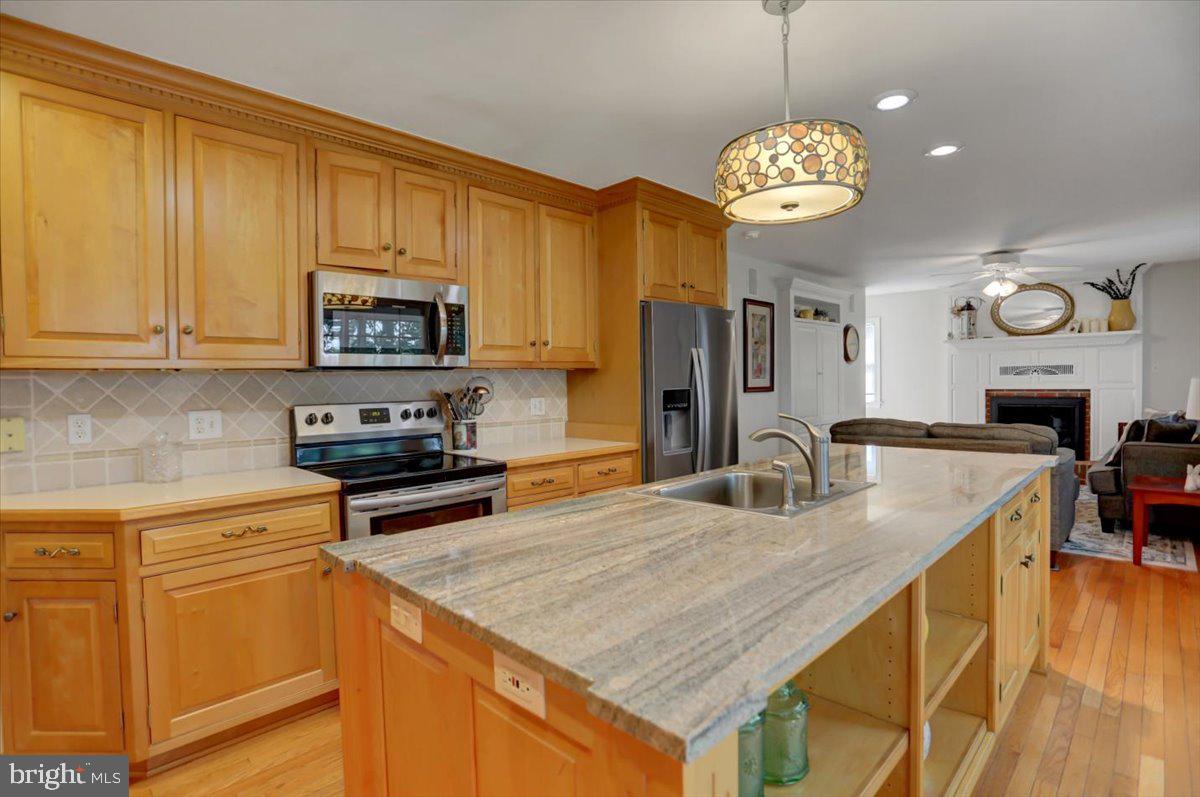 6147 Greenbriar Ln