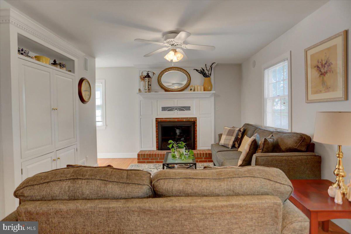 6147 Greenbriar Ln