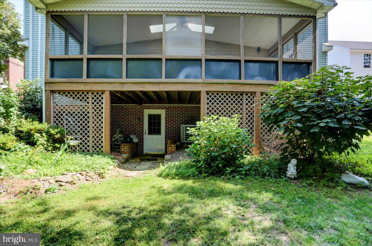 6147 Greenbriar Ln