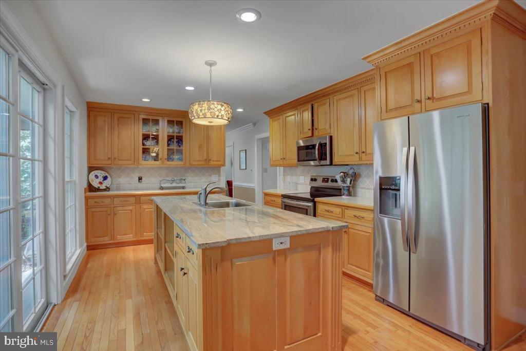 6147 Greenbriar Ln