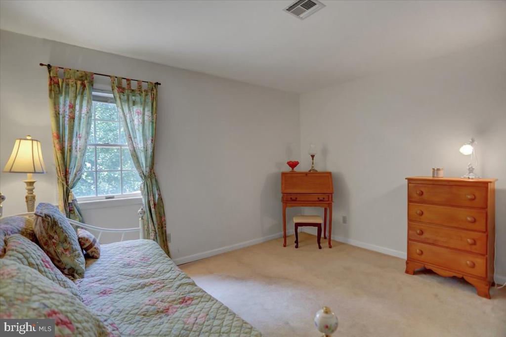 6147 Greenbriar Ln