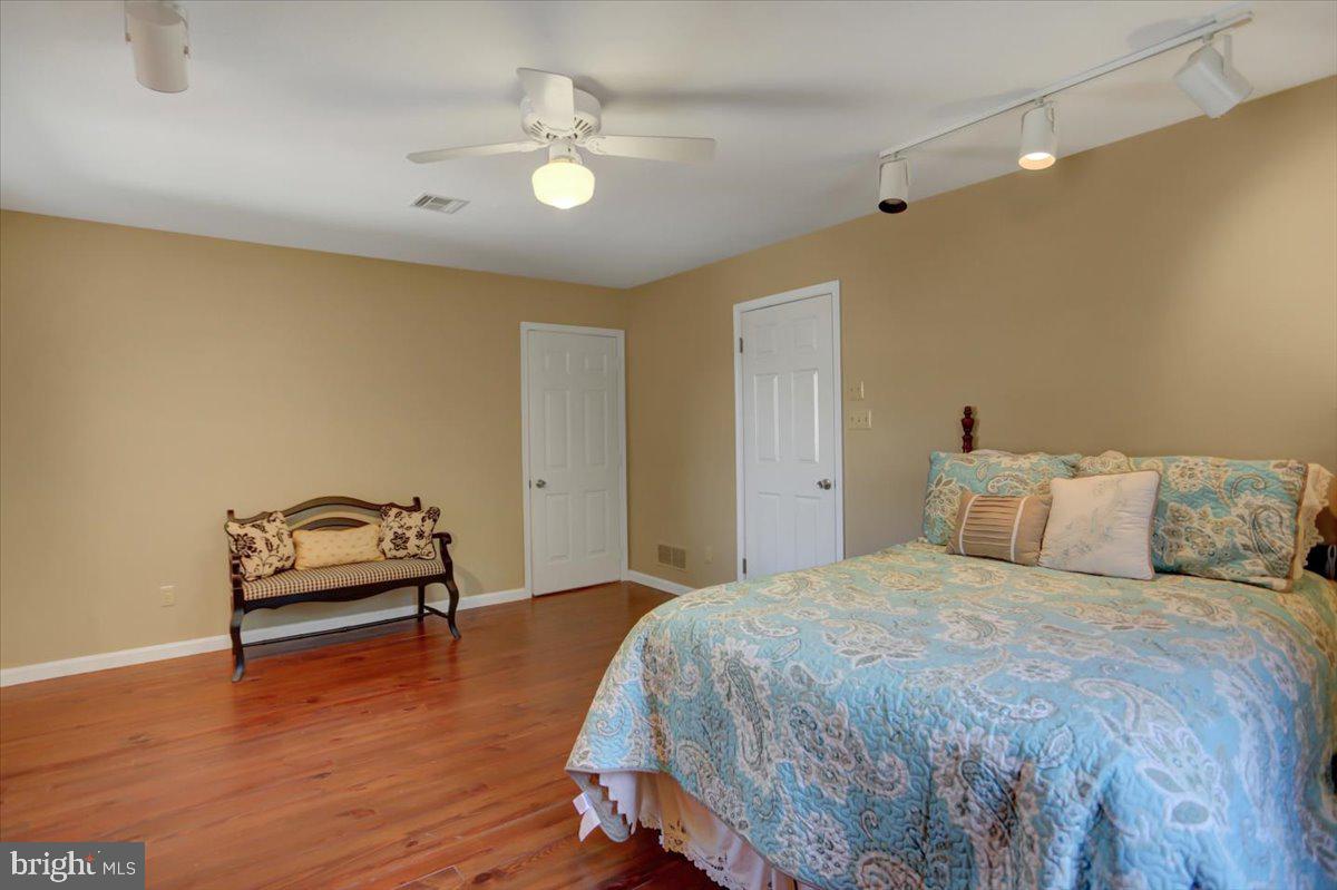 6147 Greenbriar Ln