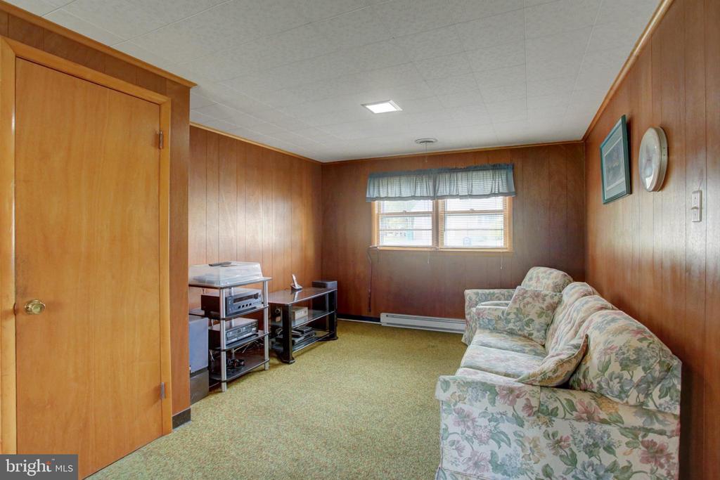 1042 LAURICH DRIVE 18