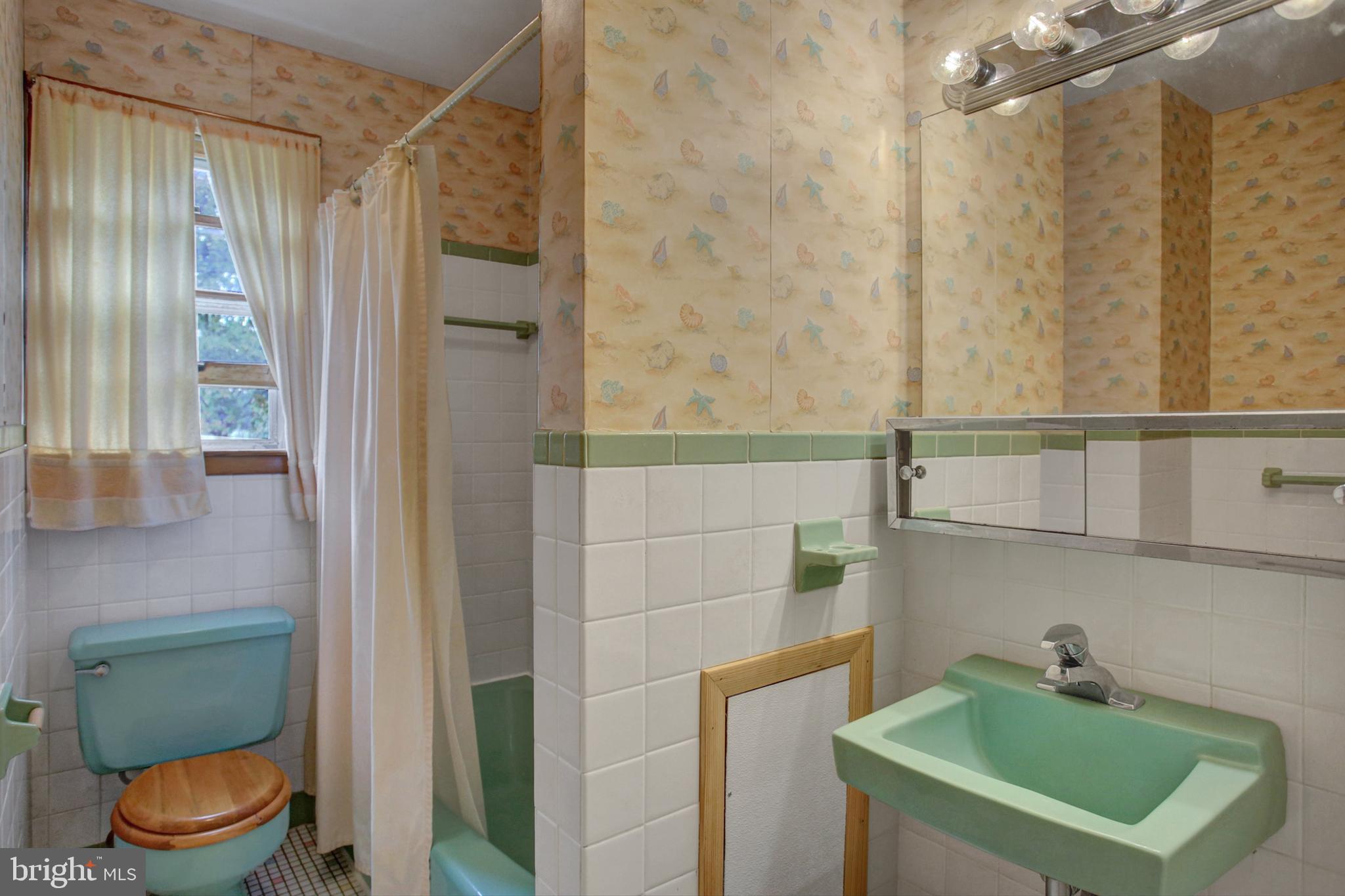 1042 LAURICH DRIVE 18