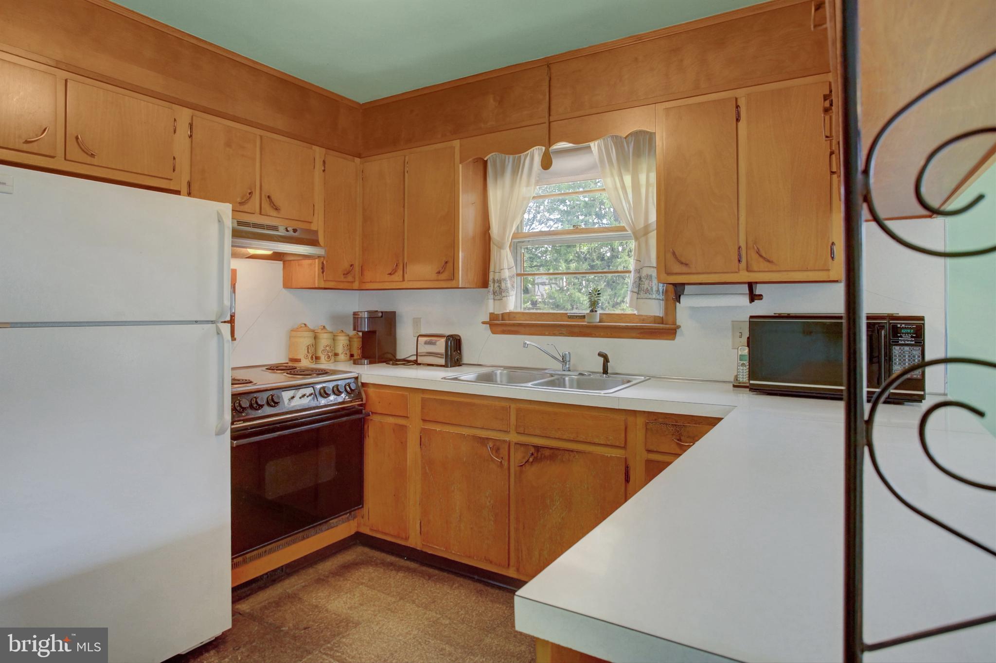 1042 LAURICH DRIVE 18