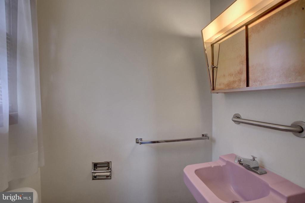 1042 LAURICH DRIVE 18