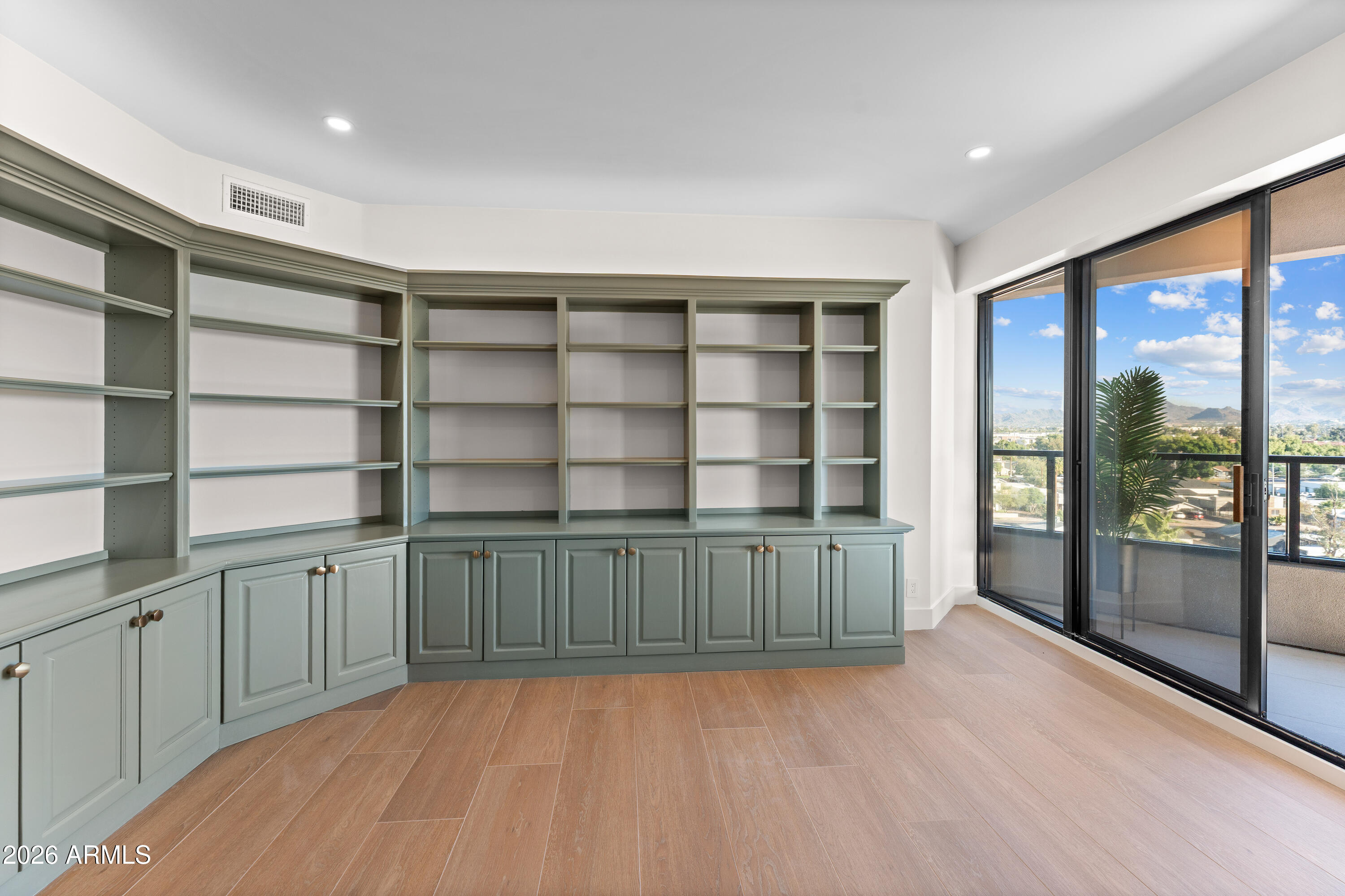 1040 E OSBORN Road 602