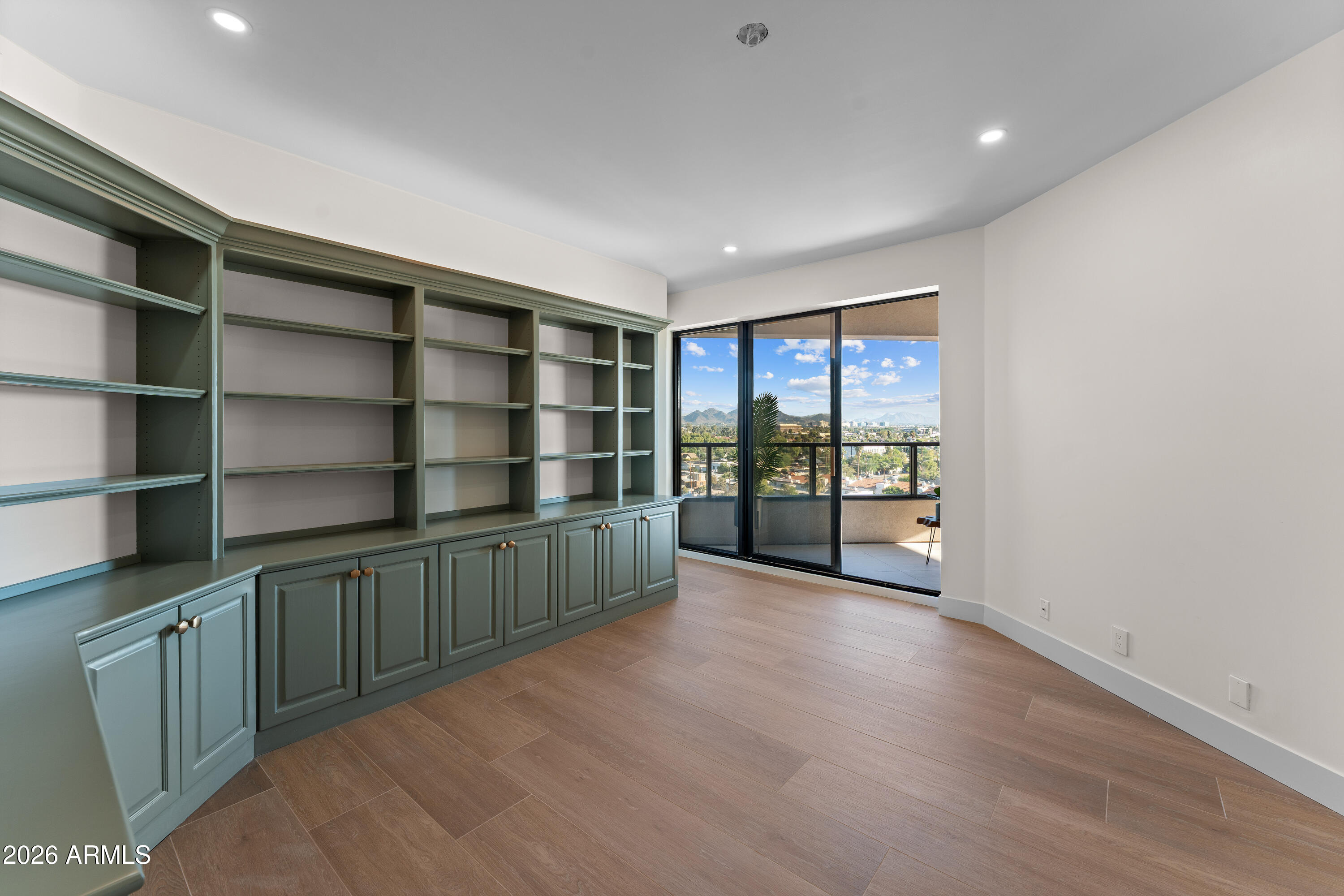 1040 E OSBORN Road 602