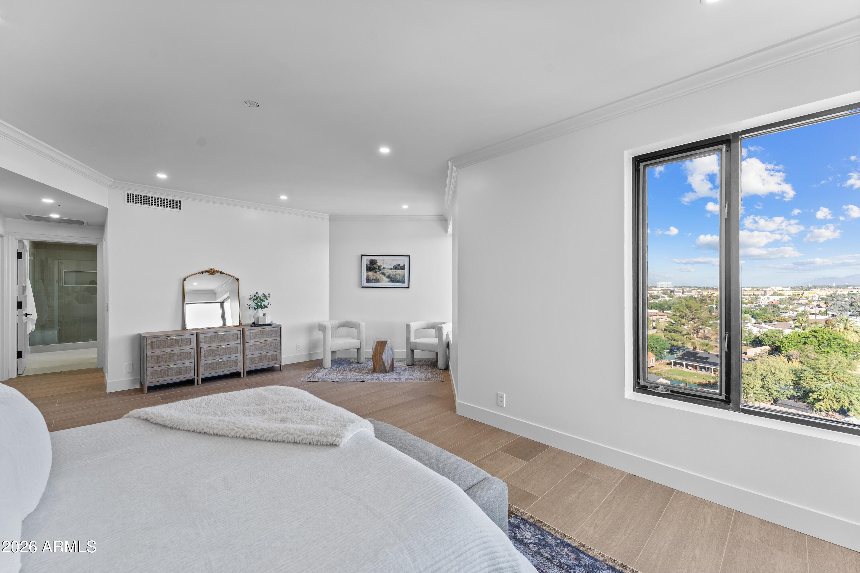 1040 E OSBORN Road 602