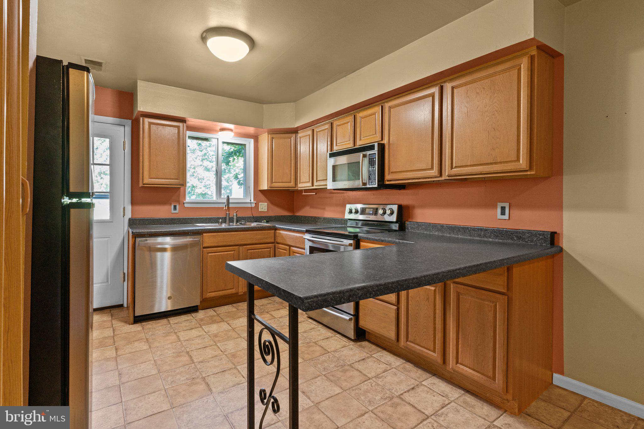 1902 MAPLE CIR
