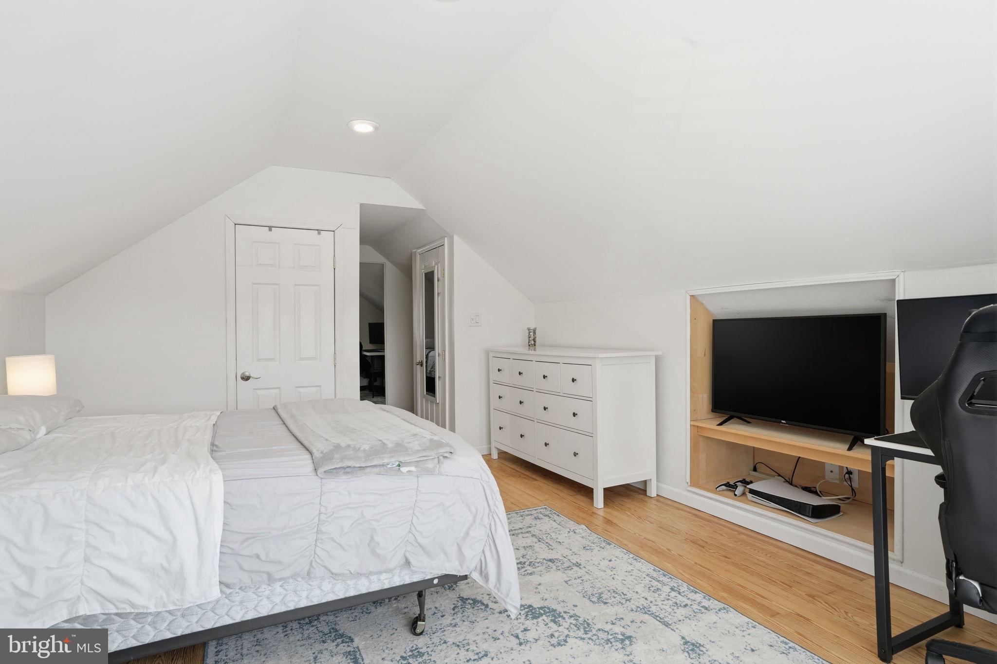 2057 PARKDALE AVENUE