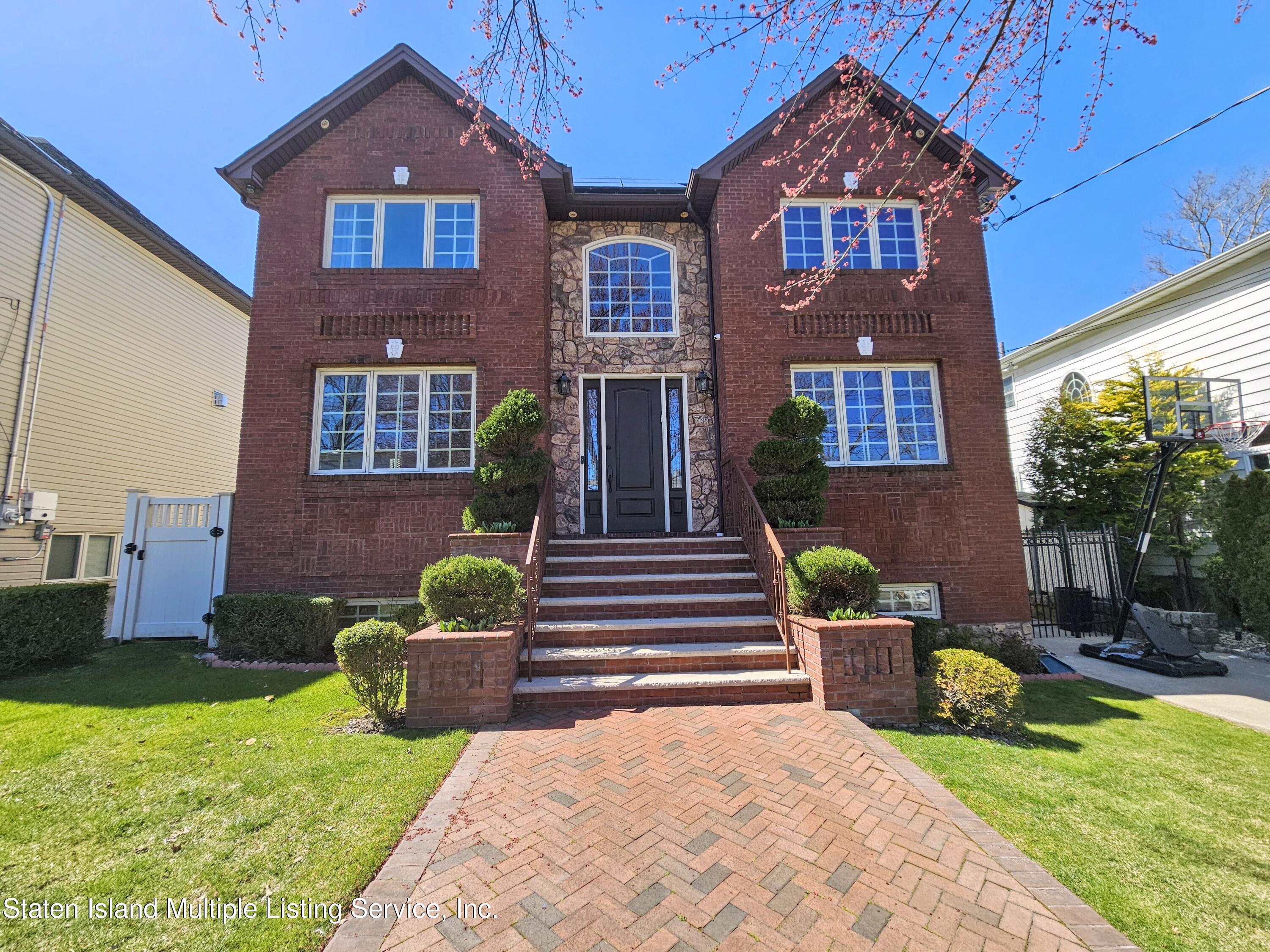 736 Davis Avenue