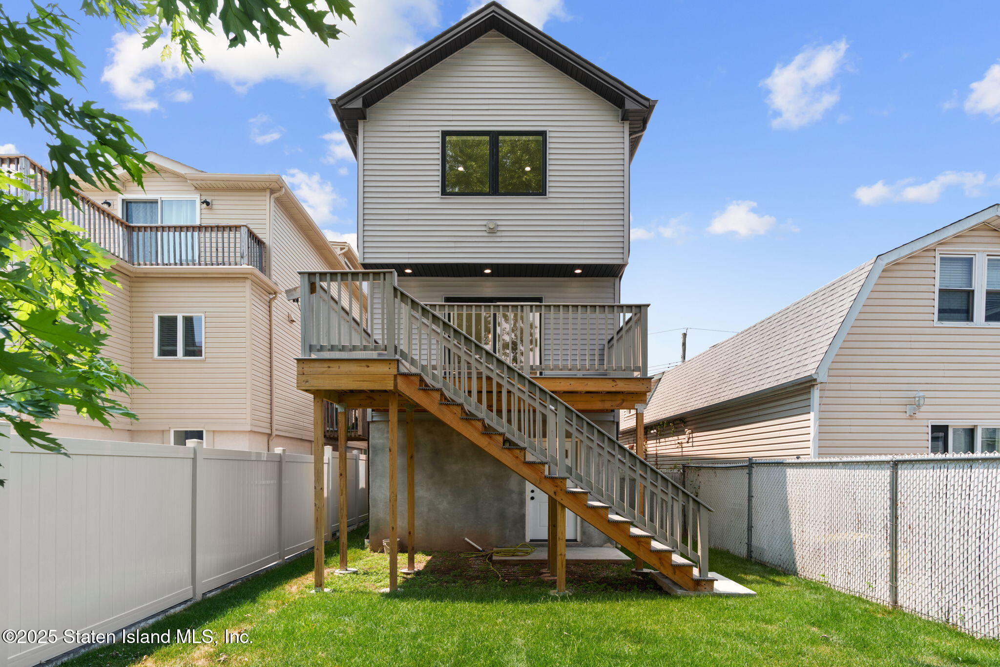 443 Manhattan Street