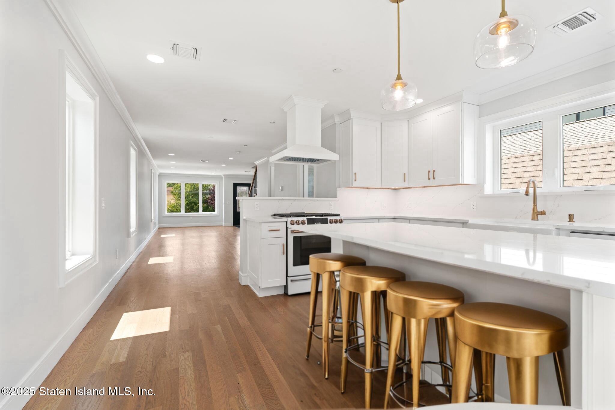 443 Manhattan Street