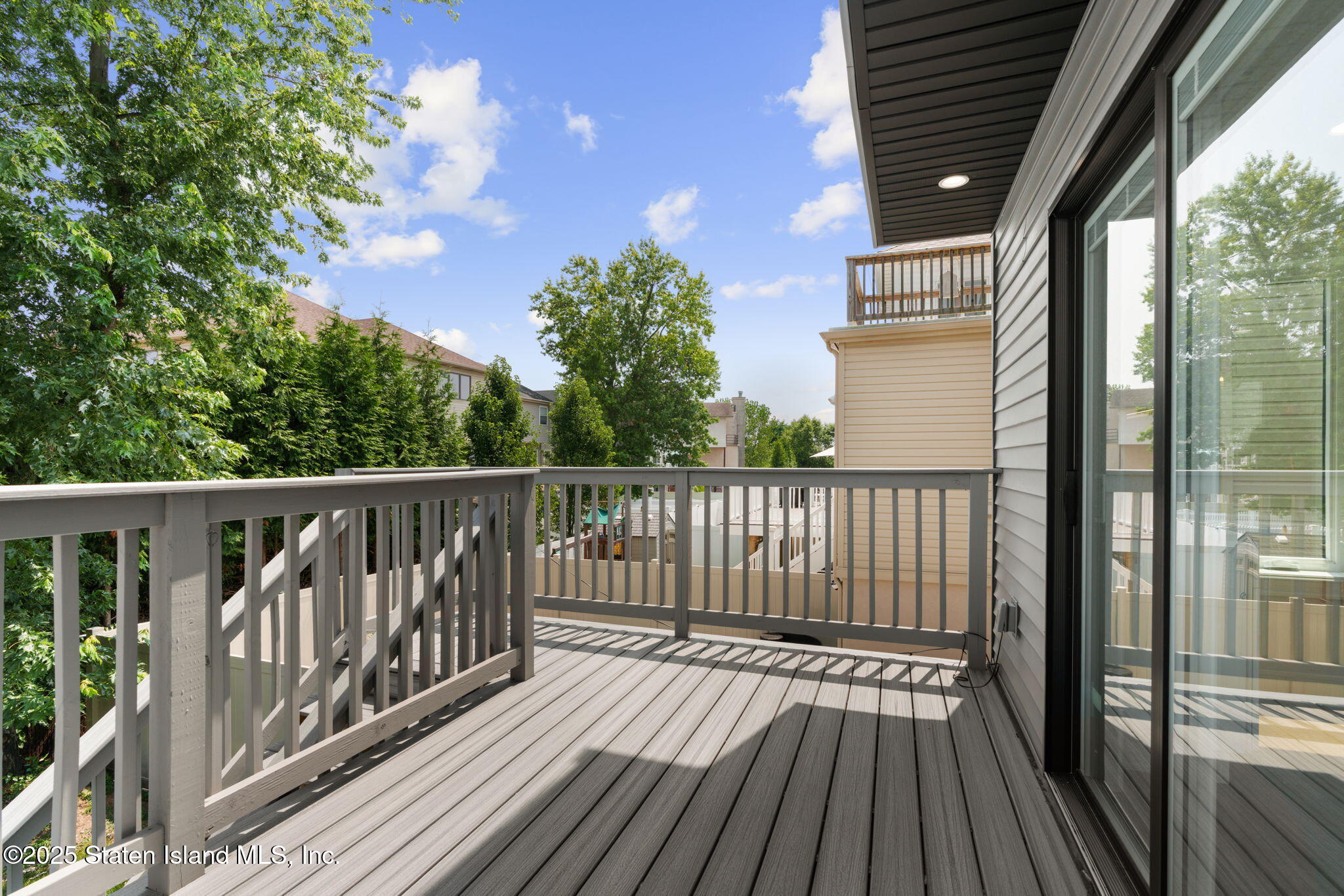 443 Manhattan Street