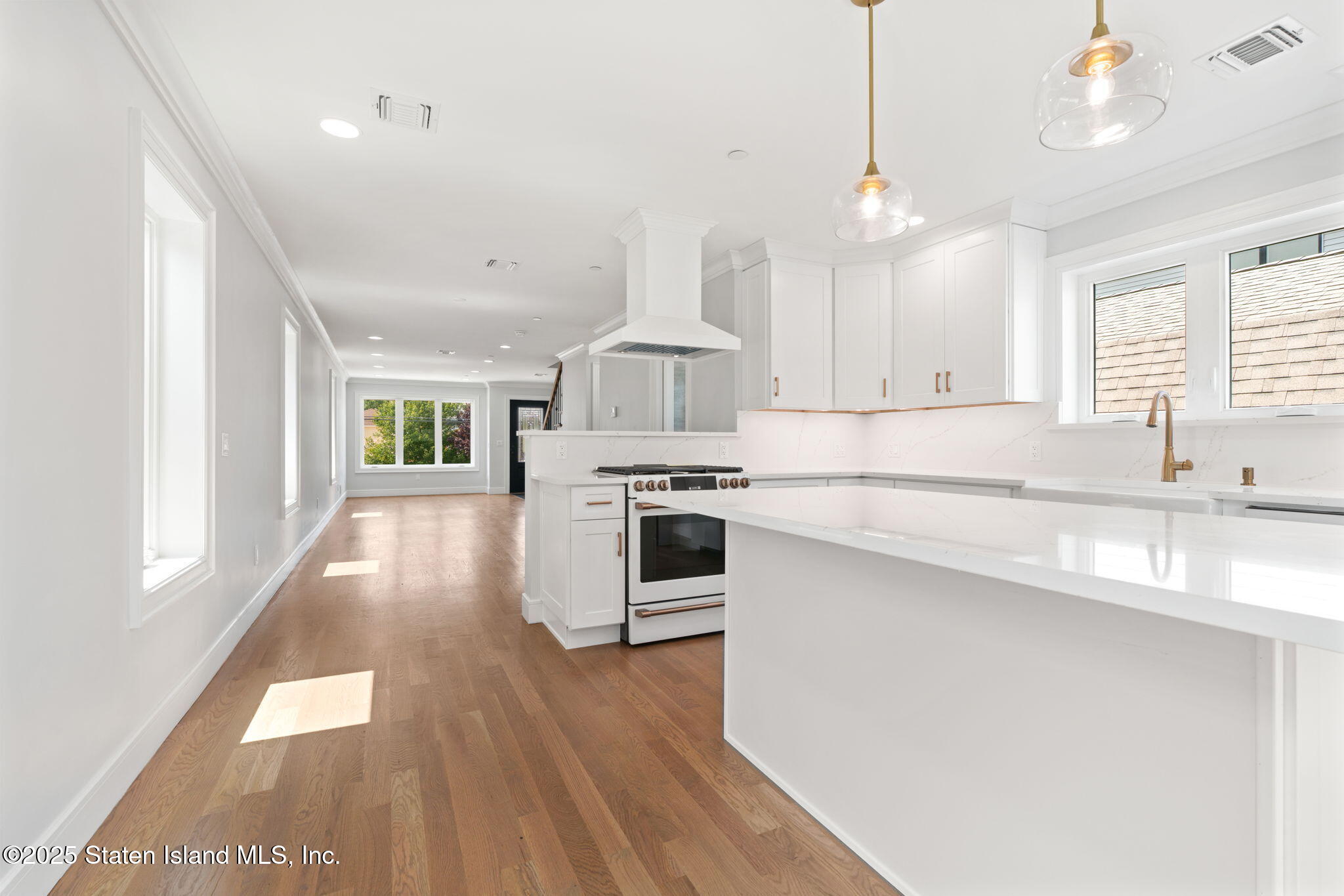 443 Manhattan Street