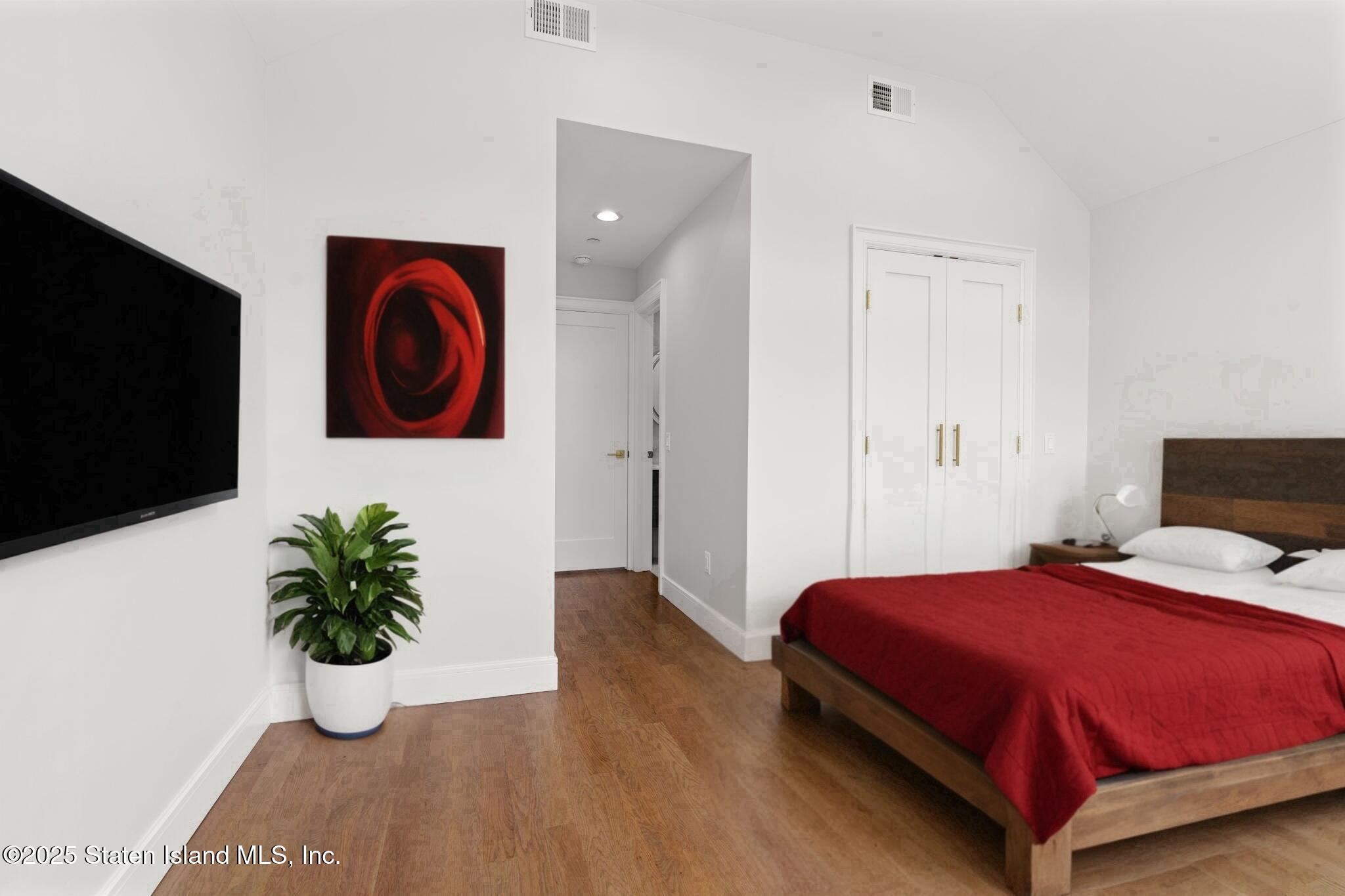 443 Manhattan Street