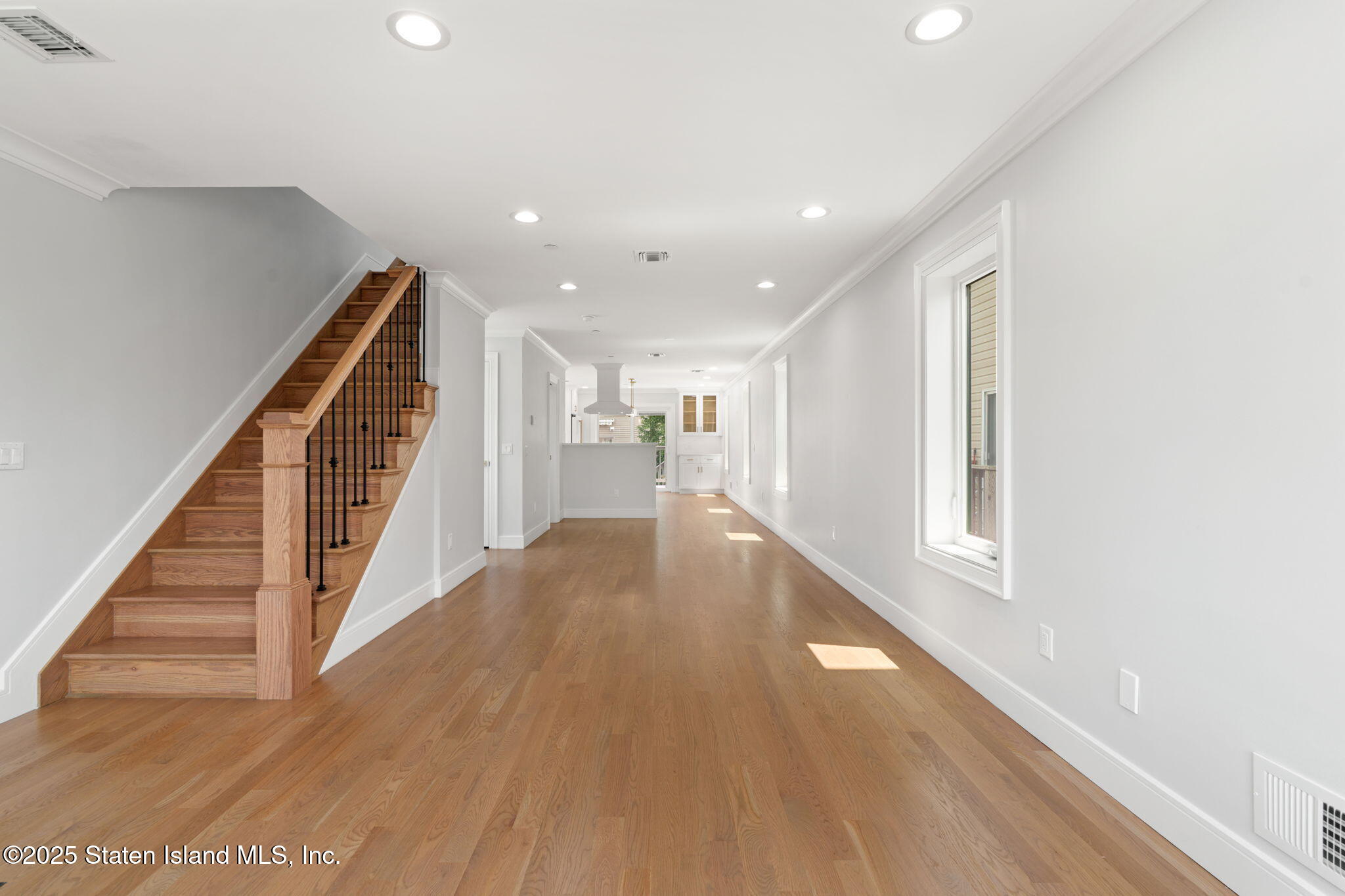 443 Manhattan Street