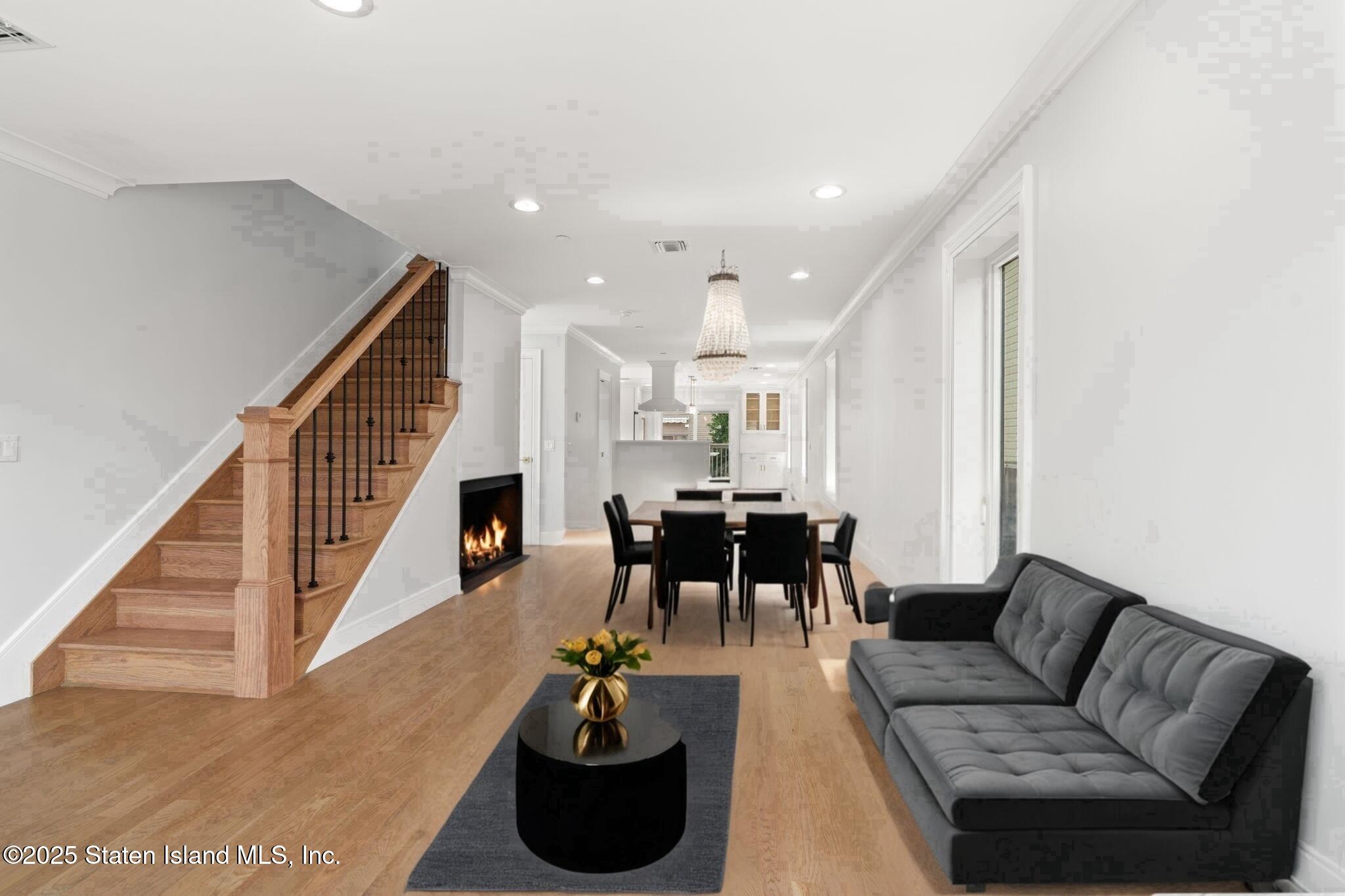 443 Manhattan Street