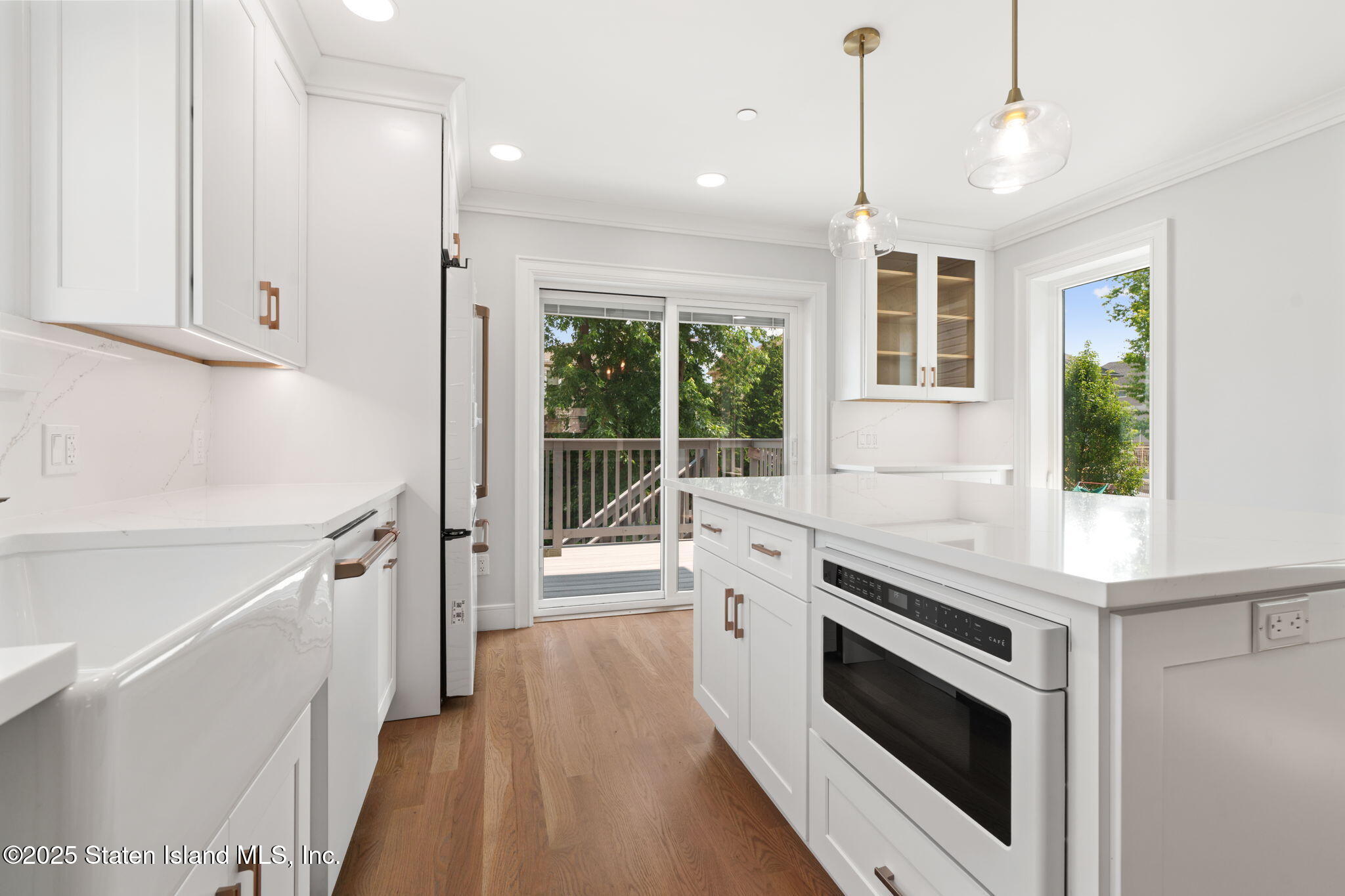 443 Manhattan Street