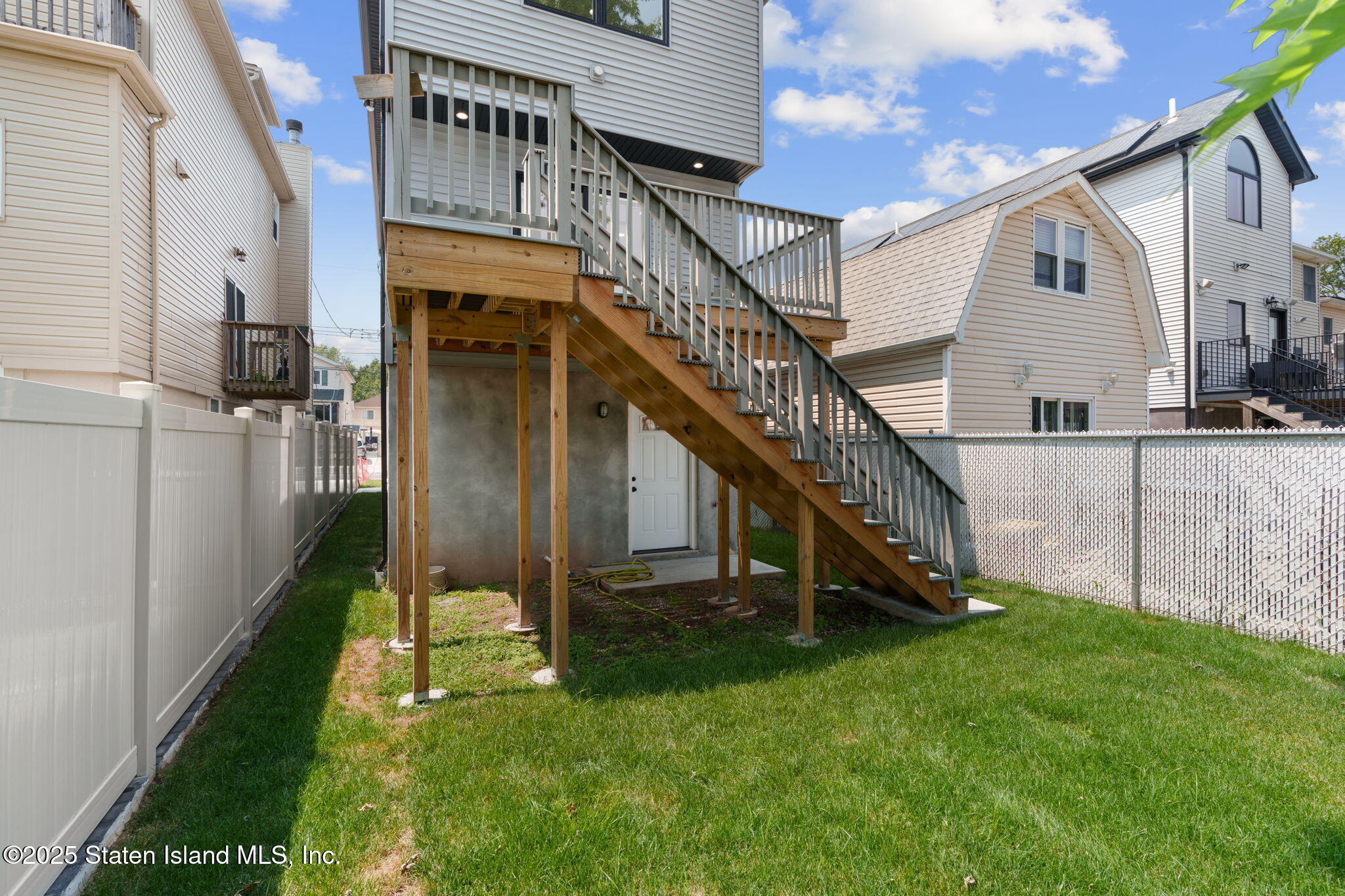 443 Manhattan Street