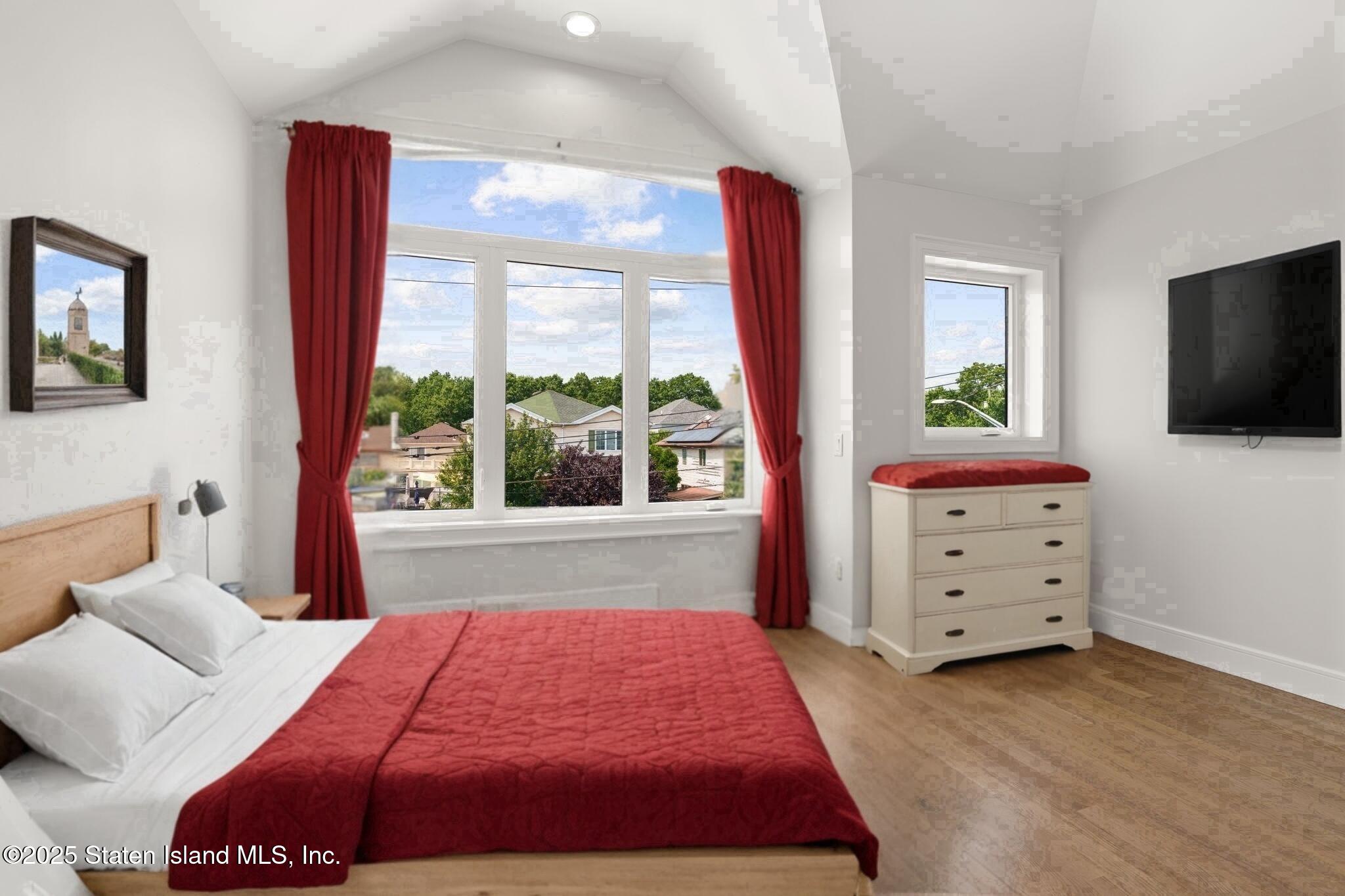 443 Manhattan Street