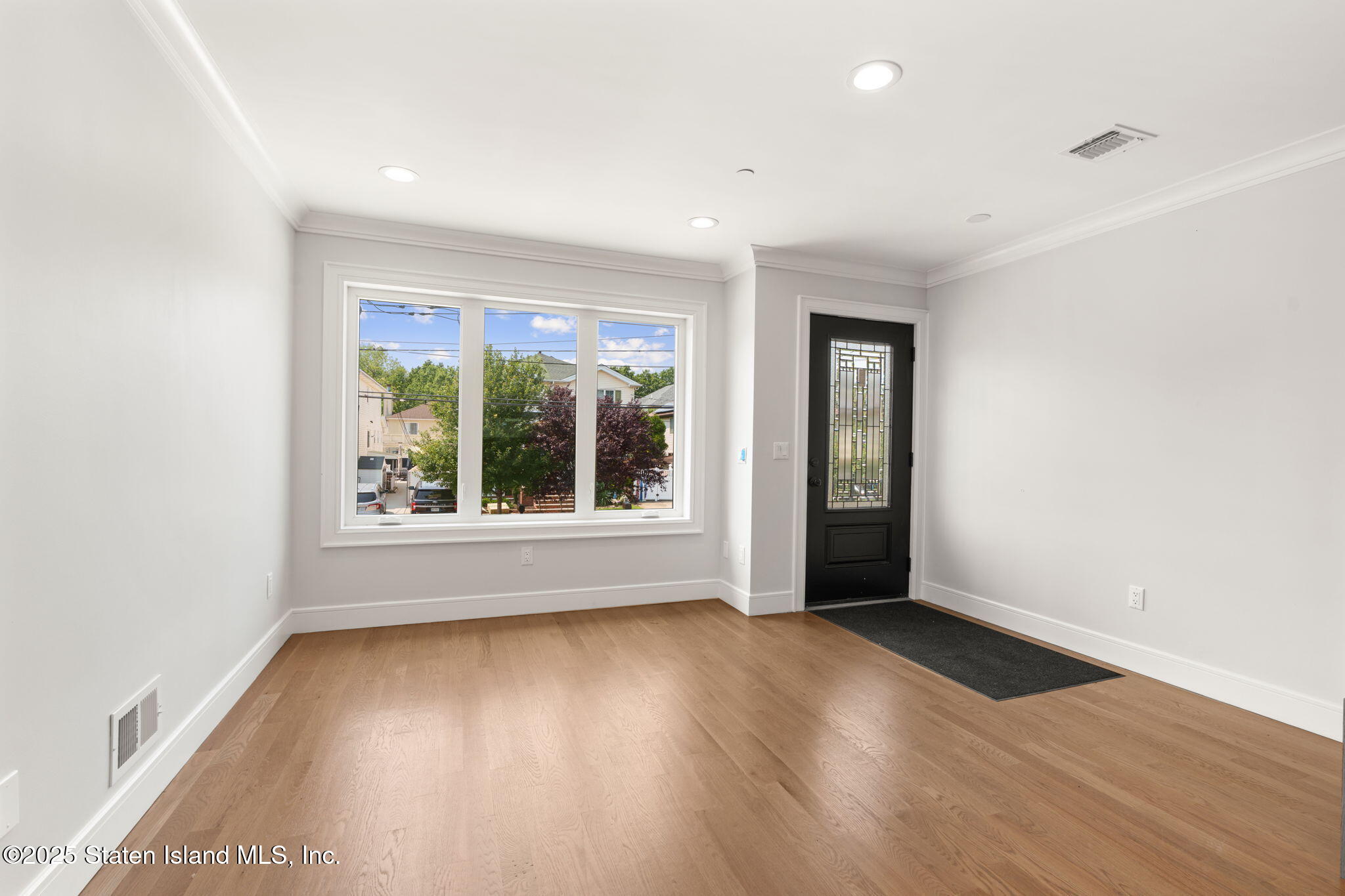 443 Manhattan Street