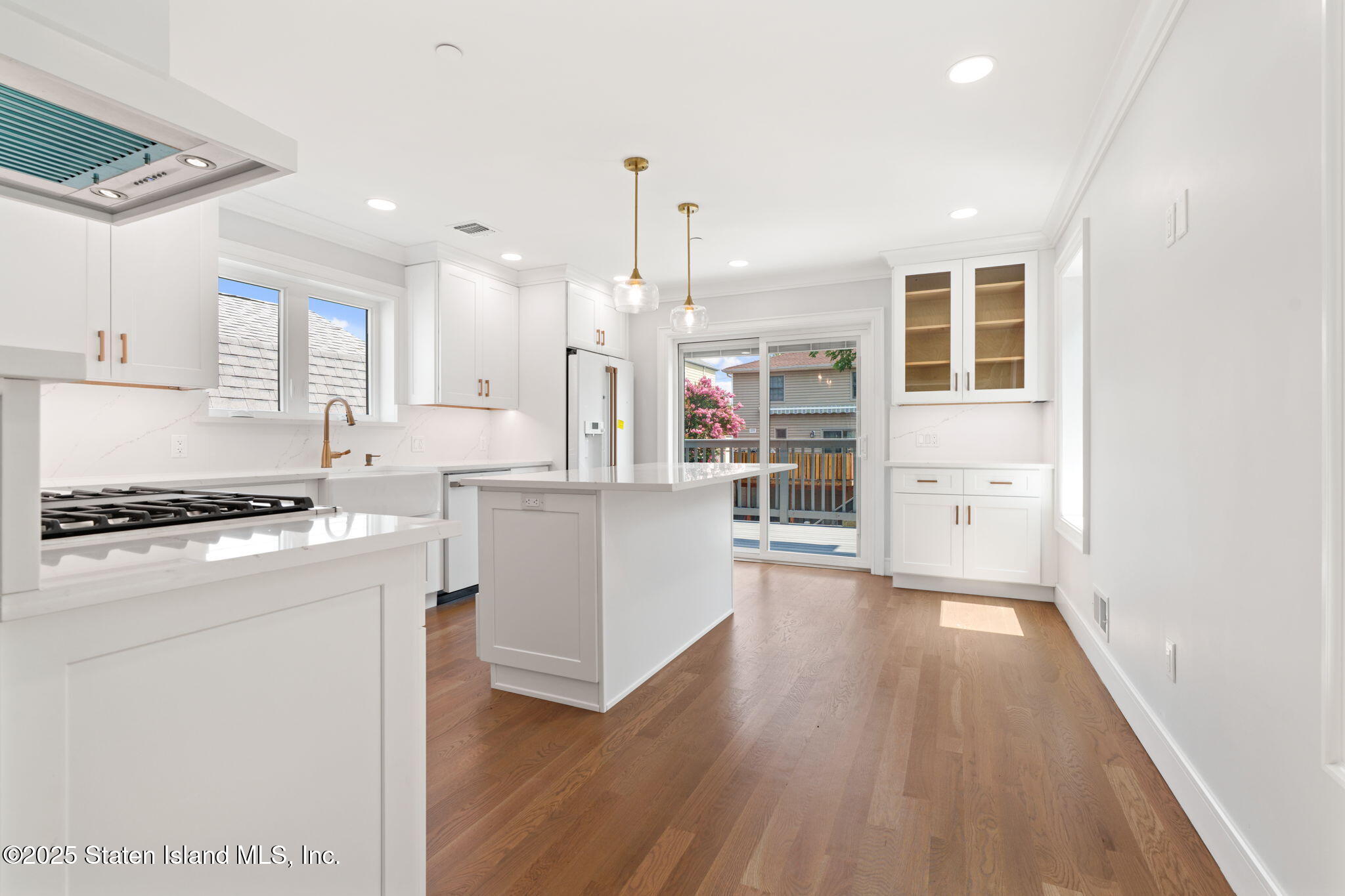 443 Manhattan Street