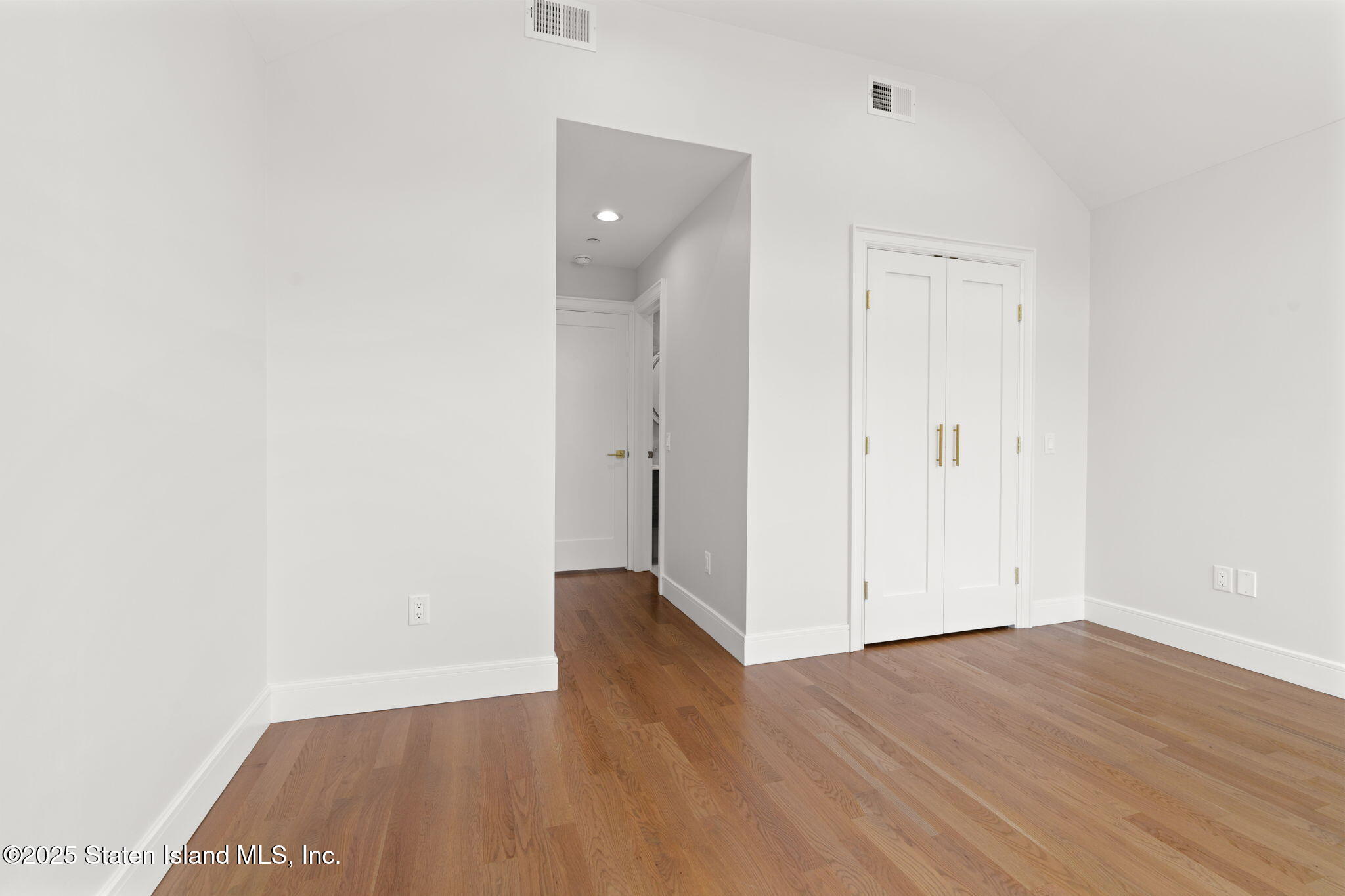 443 Manhattan Street