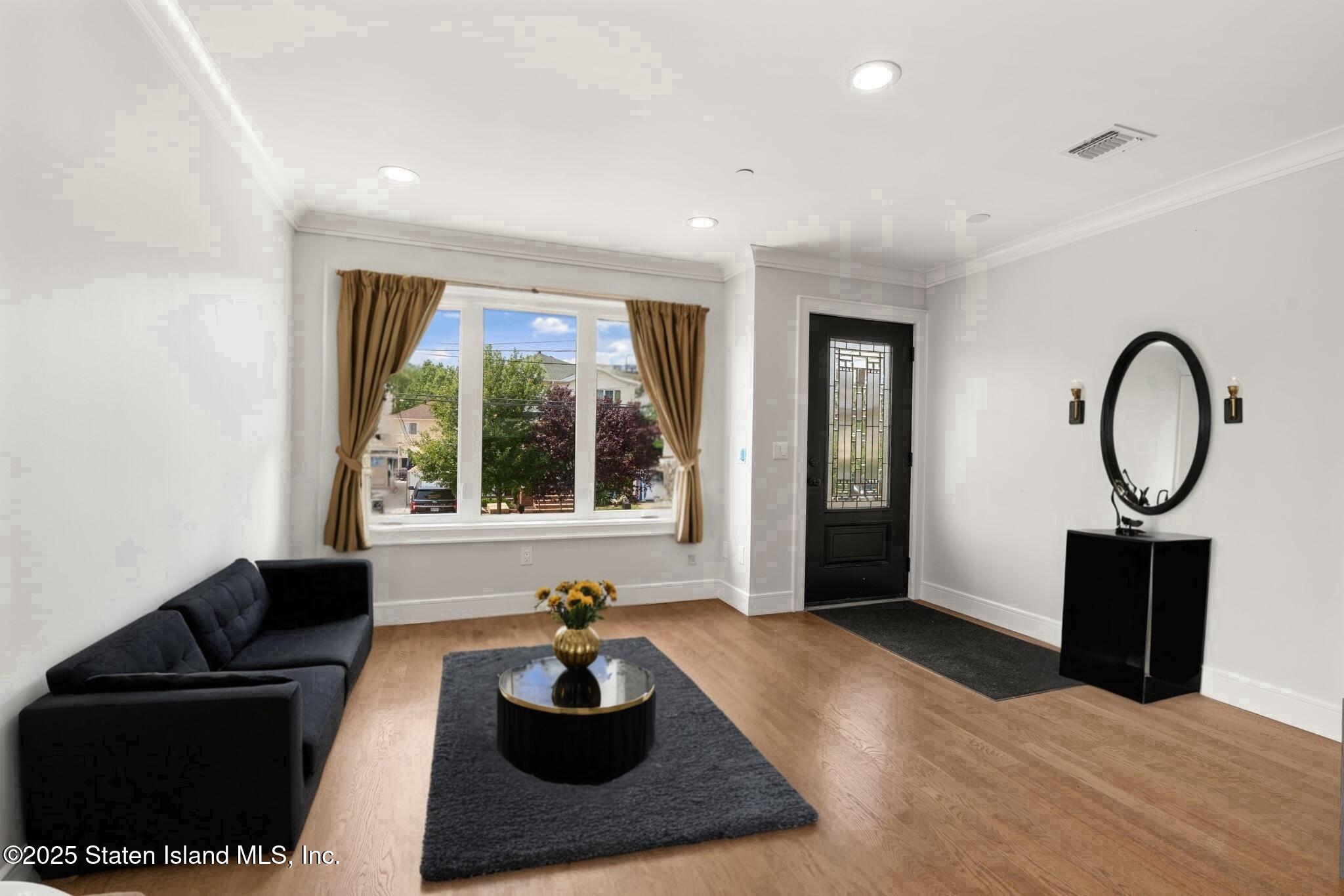 443 Manhattan Street