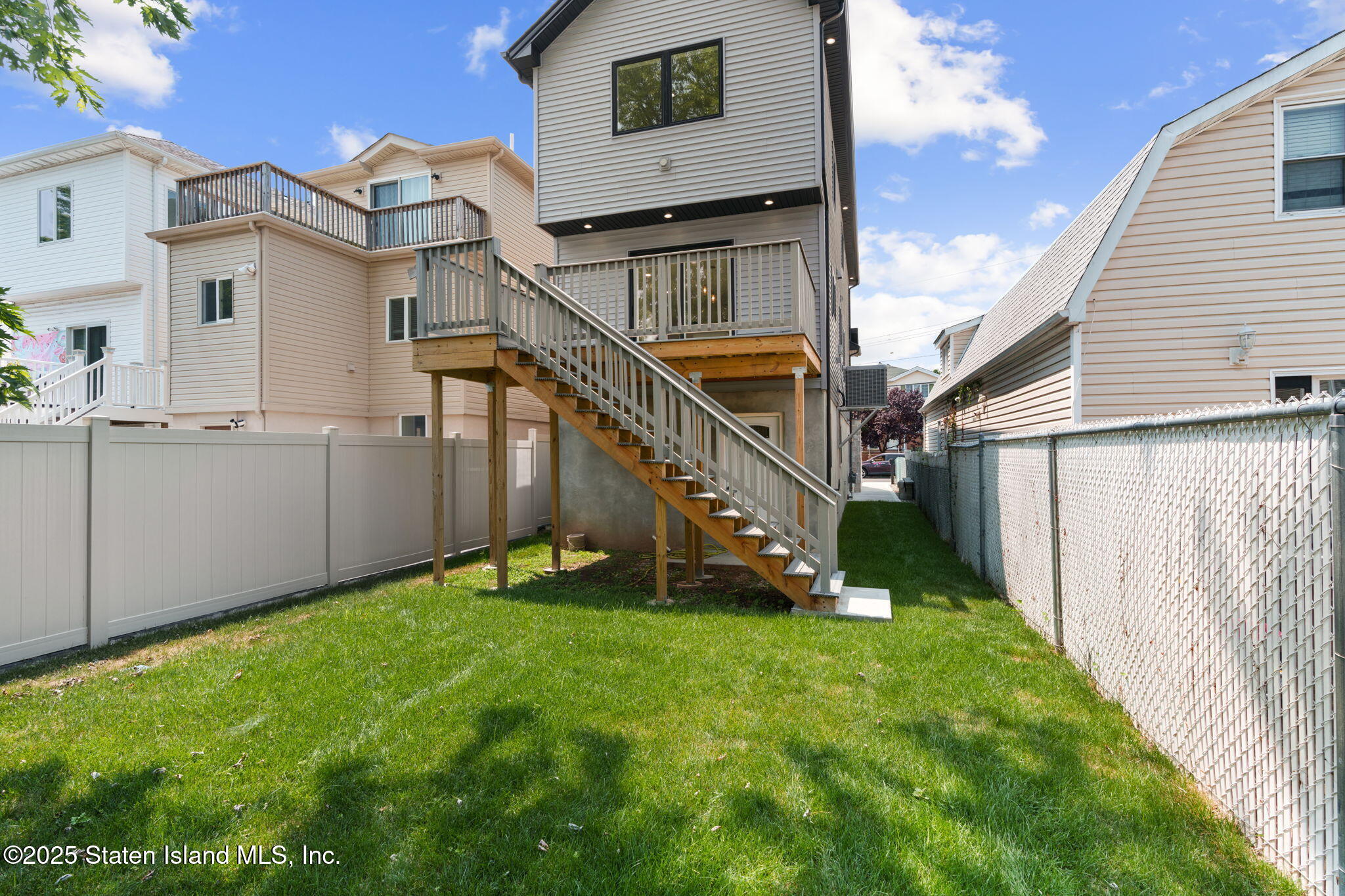 443 Manhattan Street