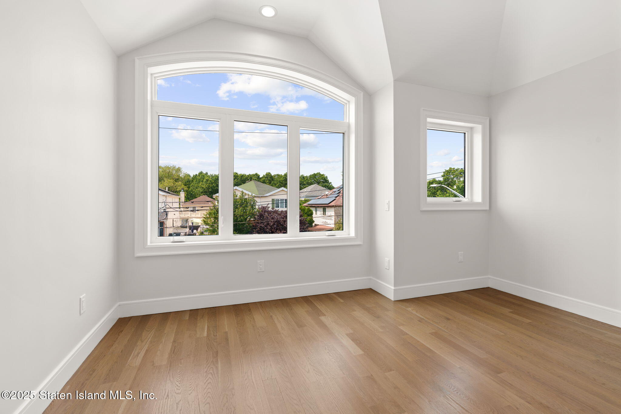 443 Manhattan Street