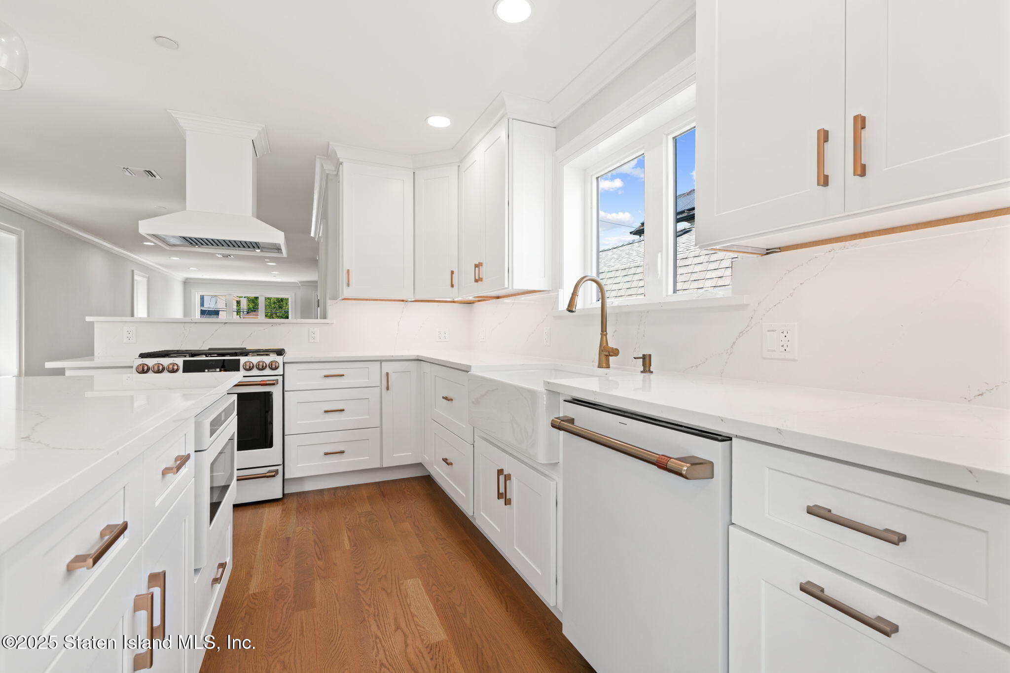 443 Manhattan Street