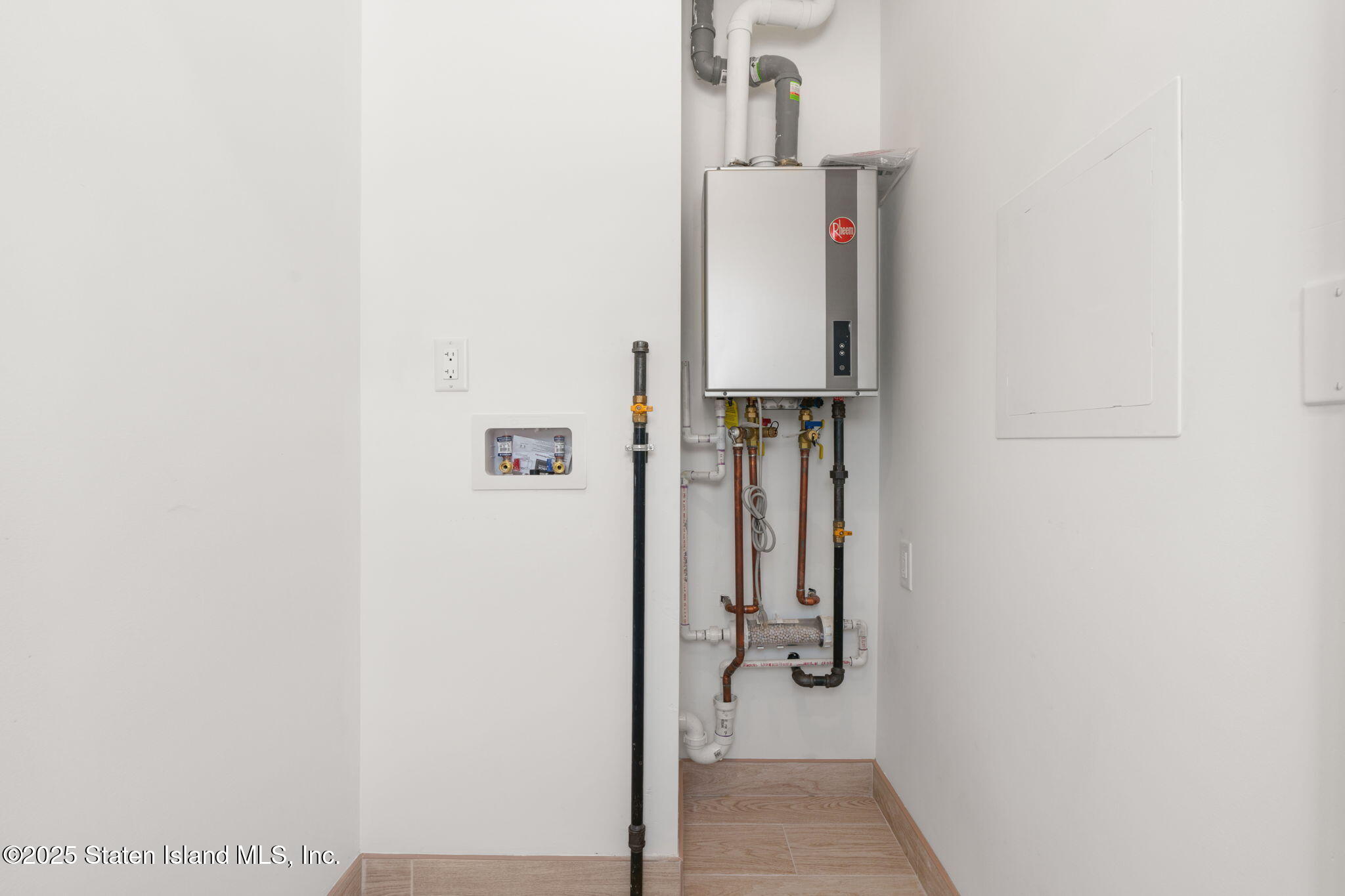 443 Manhattan Street