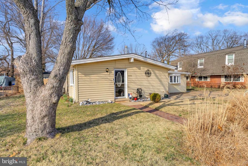 302 Gloucester Dr