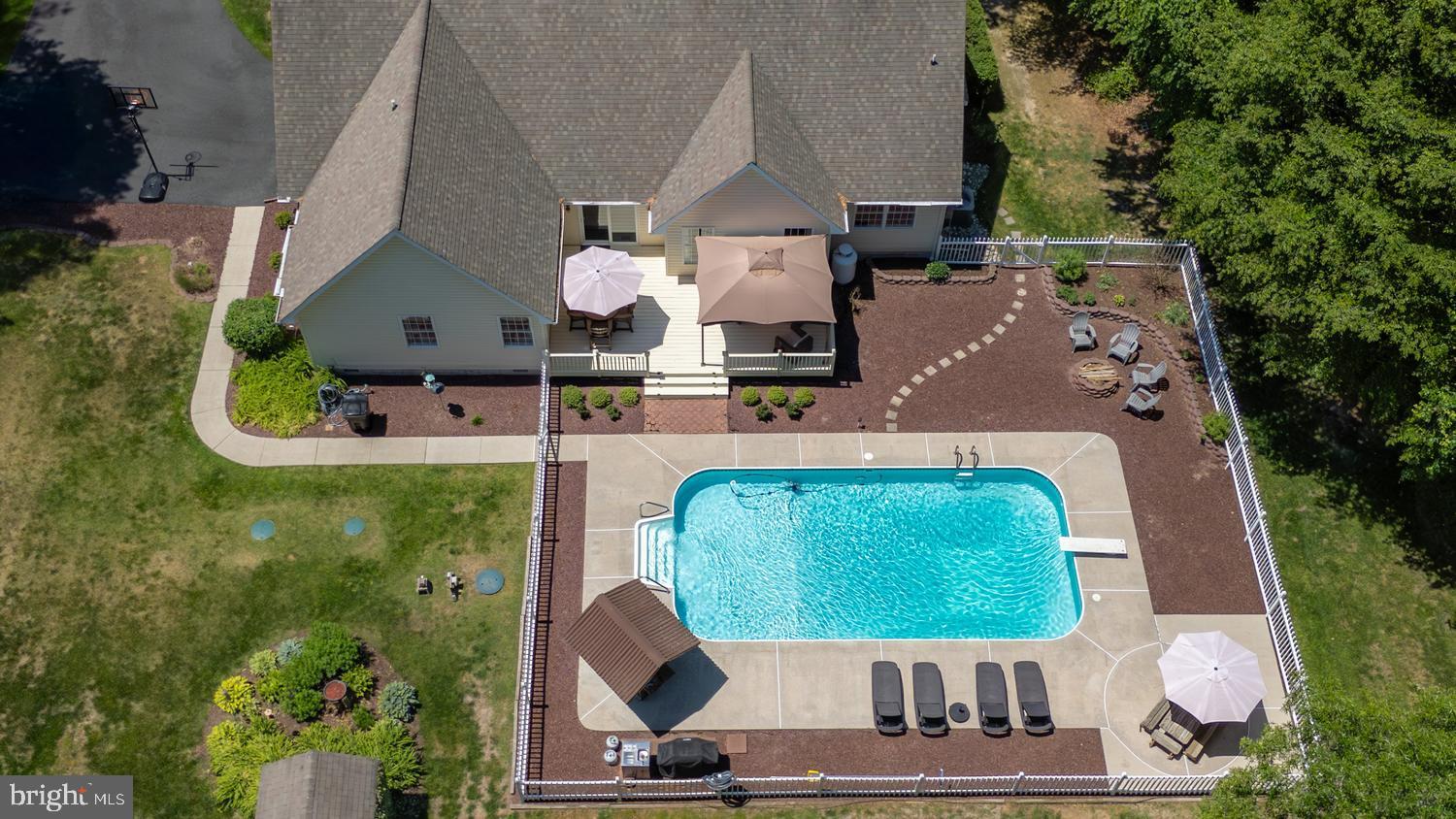 8047 LAUREL LANE